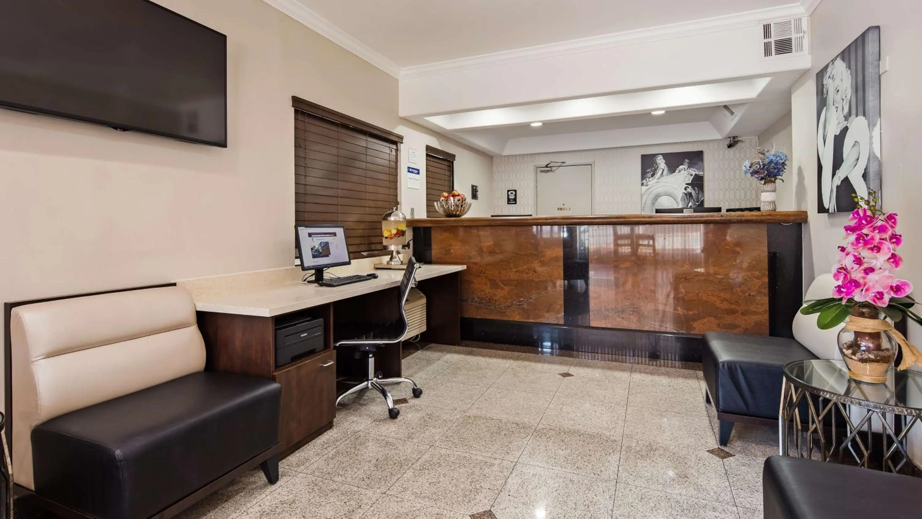Lobby or reception in Best Western Hollywood Plaza Inn Hotel - Hollywood Walk of Fame LA