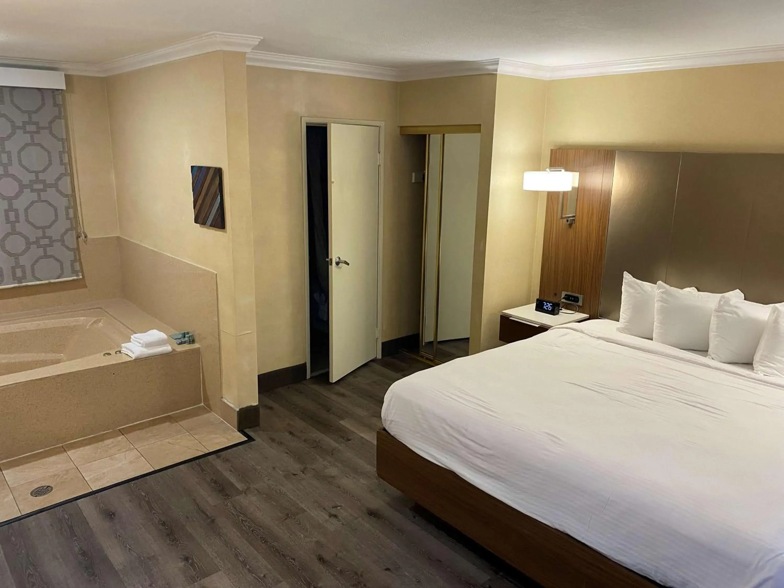 Bedroom, Bed in Best Western Hollywood Plaza Inn Hotel - Hollywood Walk of Fame LA Bedroom, Bed in Best Western Hollywood Plaza Inn Hotel - Hollywood Walk of Fame LA