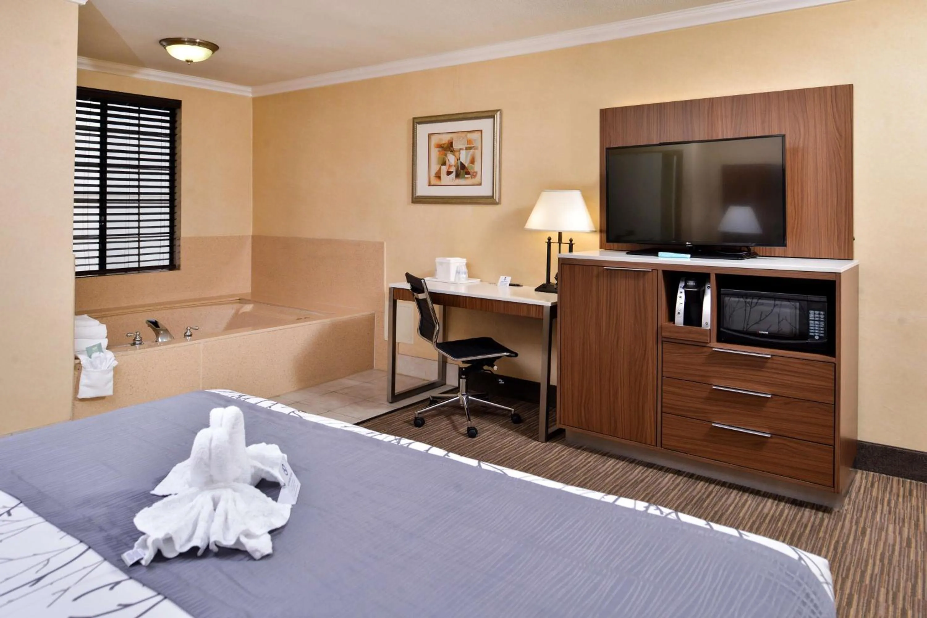 Photo of the whole room, Bed in Best Western Hollywood Plaza Inn Hotel - Hollywood Walk of Fame LA