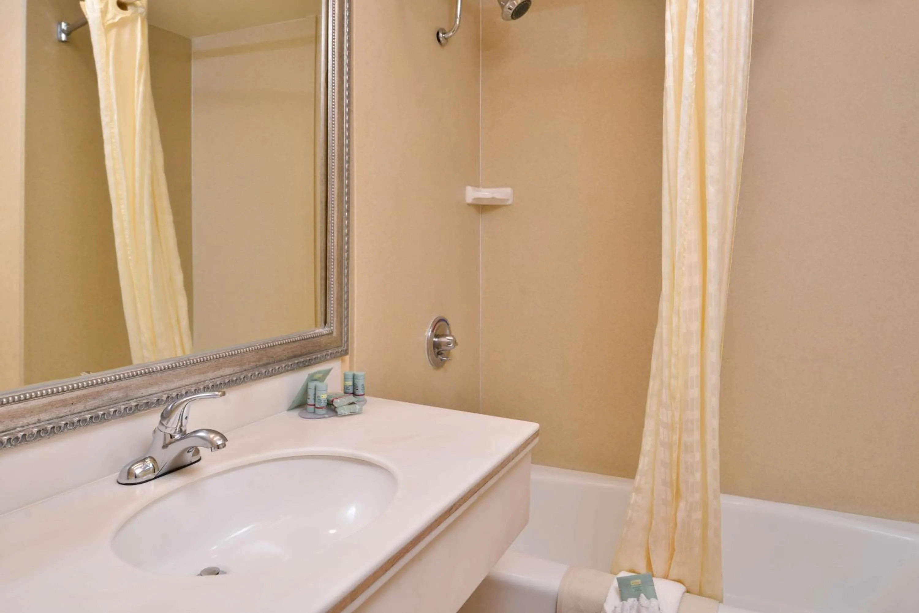 Bathroom in Best Western Hollywood Plaza Inn Hotel - Hollywood Walk of Fame LA