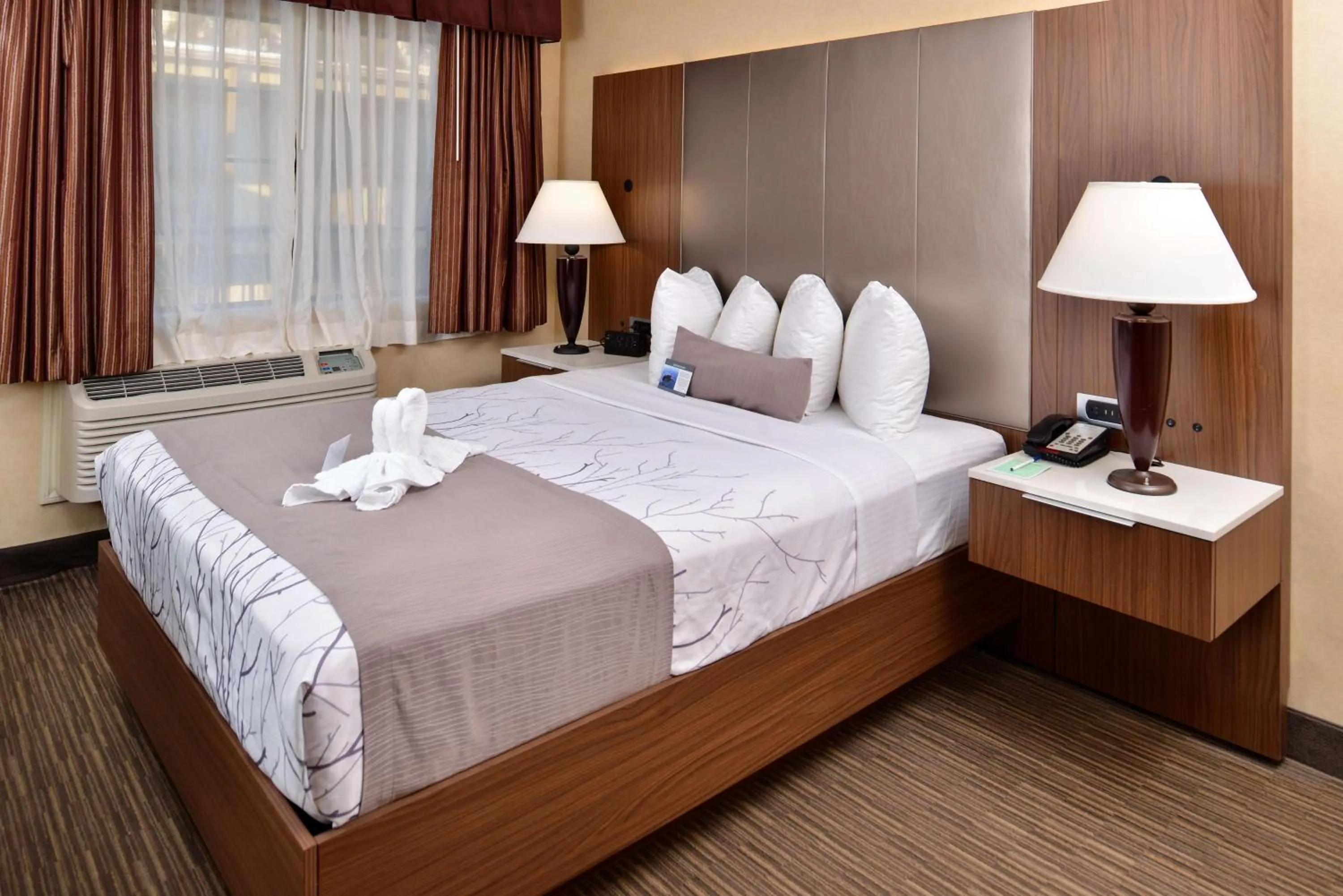 Photo of the whole room, Bed in Best Western Hollywood Plaza Inn Hotel - Hollywood Walk of Fame LA