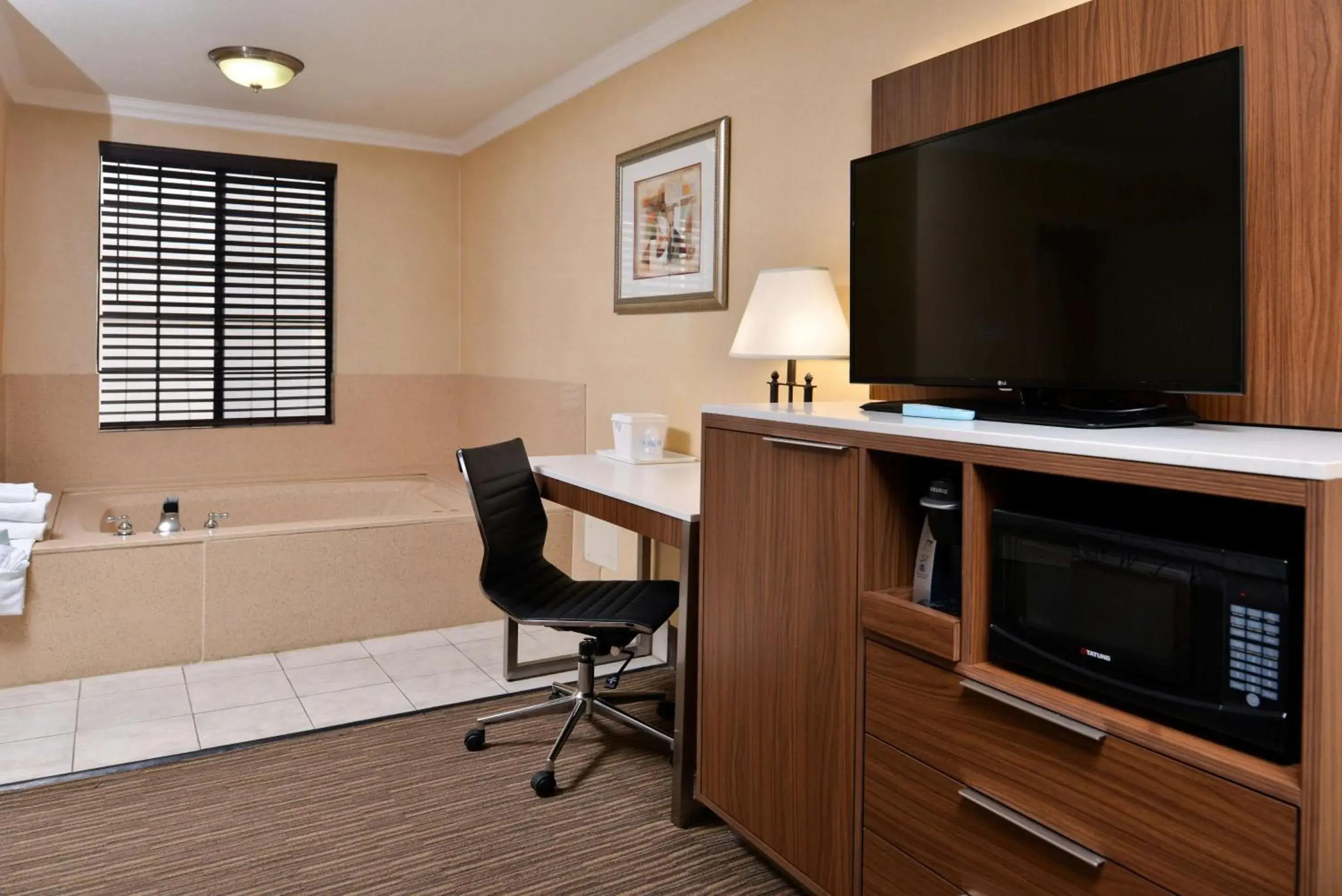 Photo of the whole room in Best Western Hollywood Plaza Inn Hotel - Hollywood Walk of Fame LA Photo of the whole room in Best Western Hollywood Plaza Inn Hotel - Hollywood Walk of Fame LA