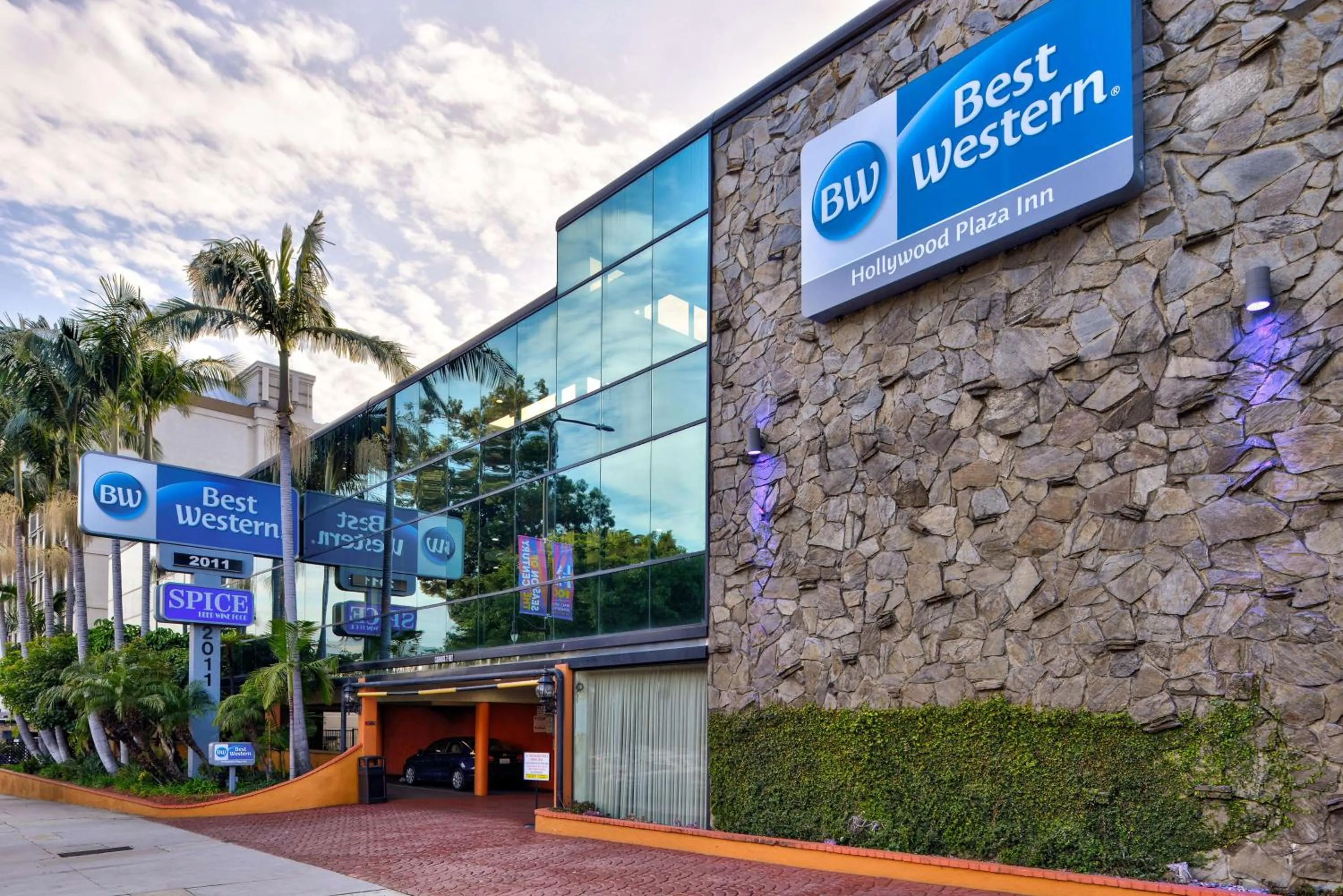 Property building in Best Western Hollywood Plaza Inn Hotel - Hollywood Walk of Fame LA