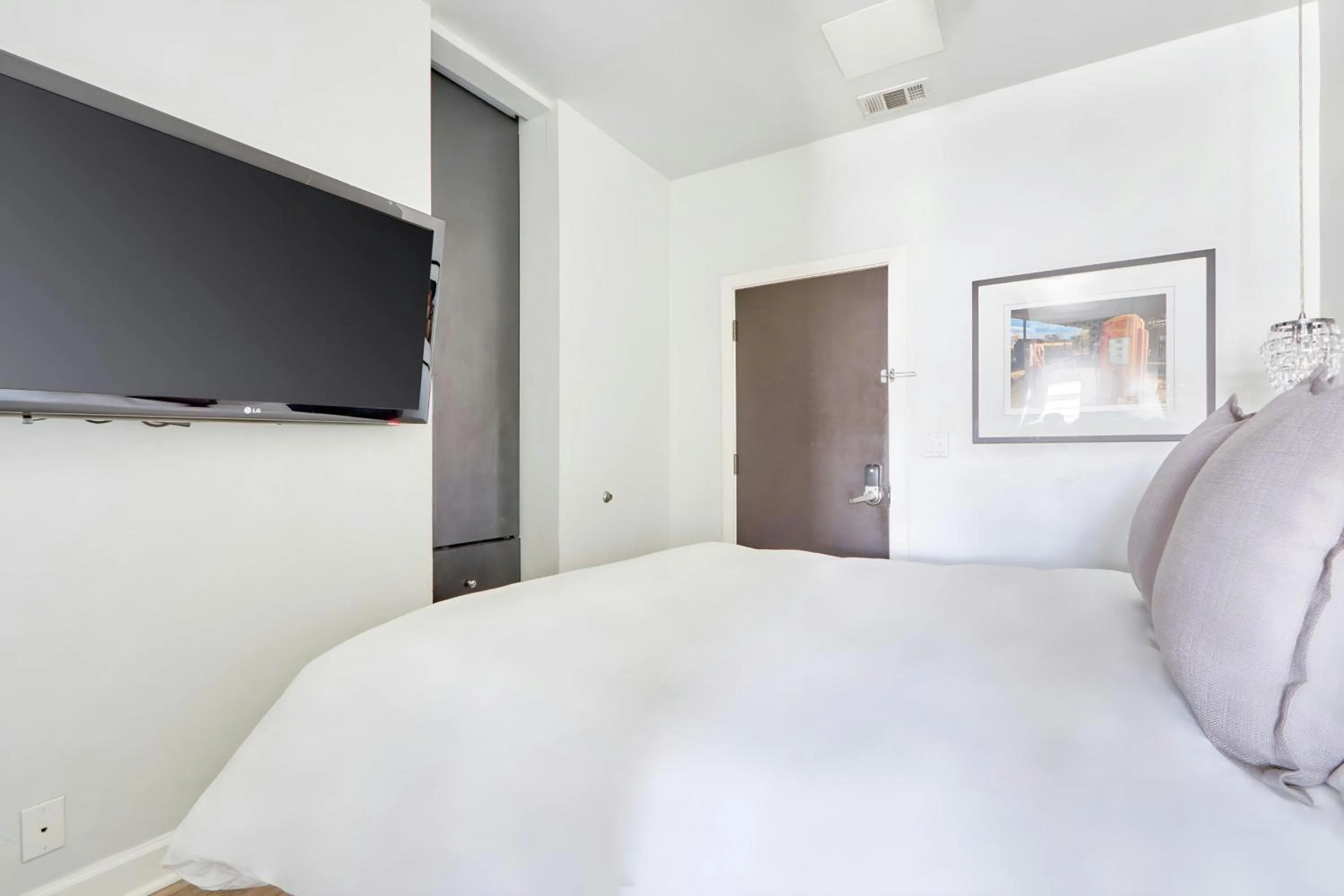 Bedroom, Bed in The Crescent Hotel Beverly Hills, Sonder by Marriott Bonvoy