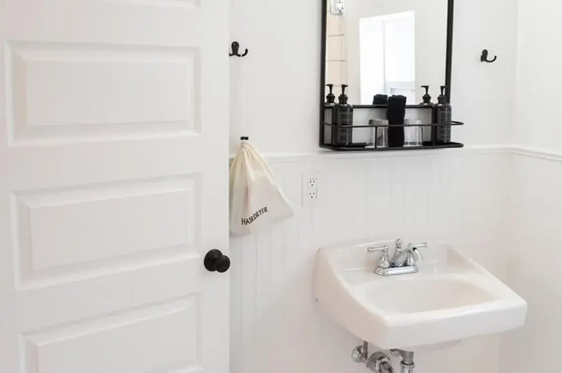 Queen Room in The Nightingale Motel Queen Room in The Nightingale Motel