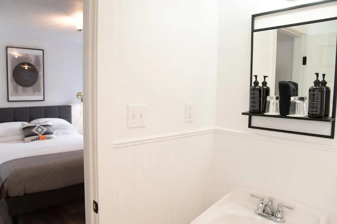 Bathroom, Bed in The Nightingale Motel