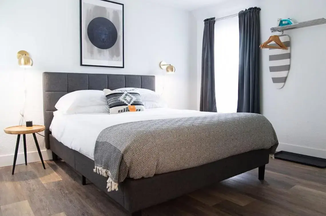 Deluxe Queen Room in The Nightingale Motel Deluxe Queen Room in The Nightingale Motel