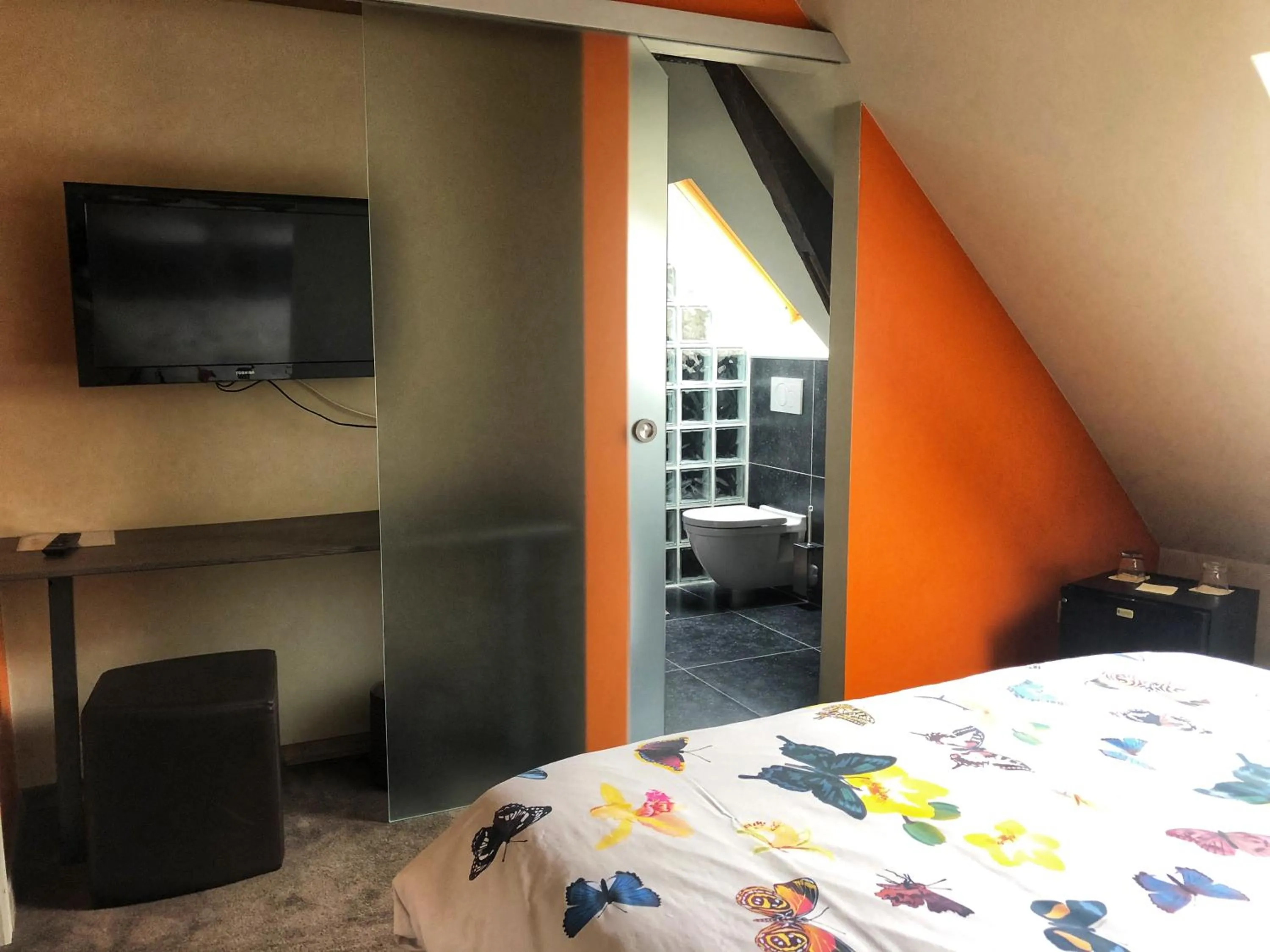 Photo of the whole room, Bed in La table d’Auguste