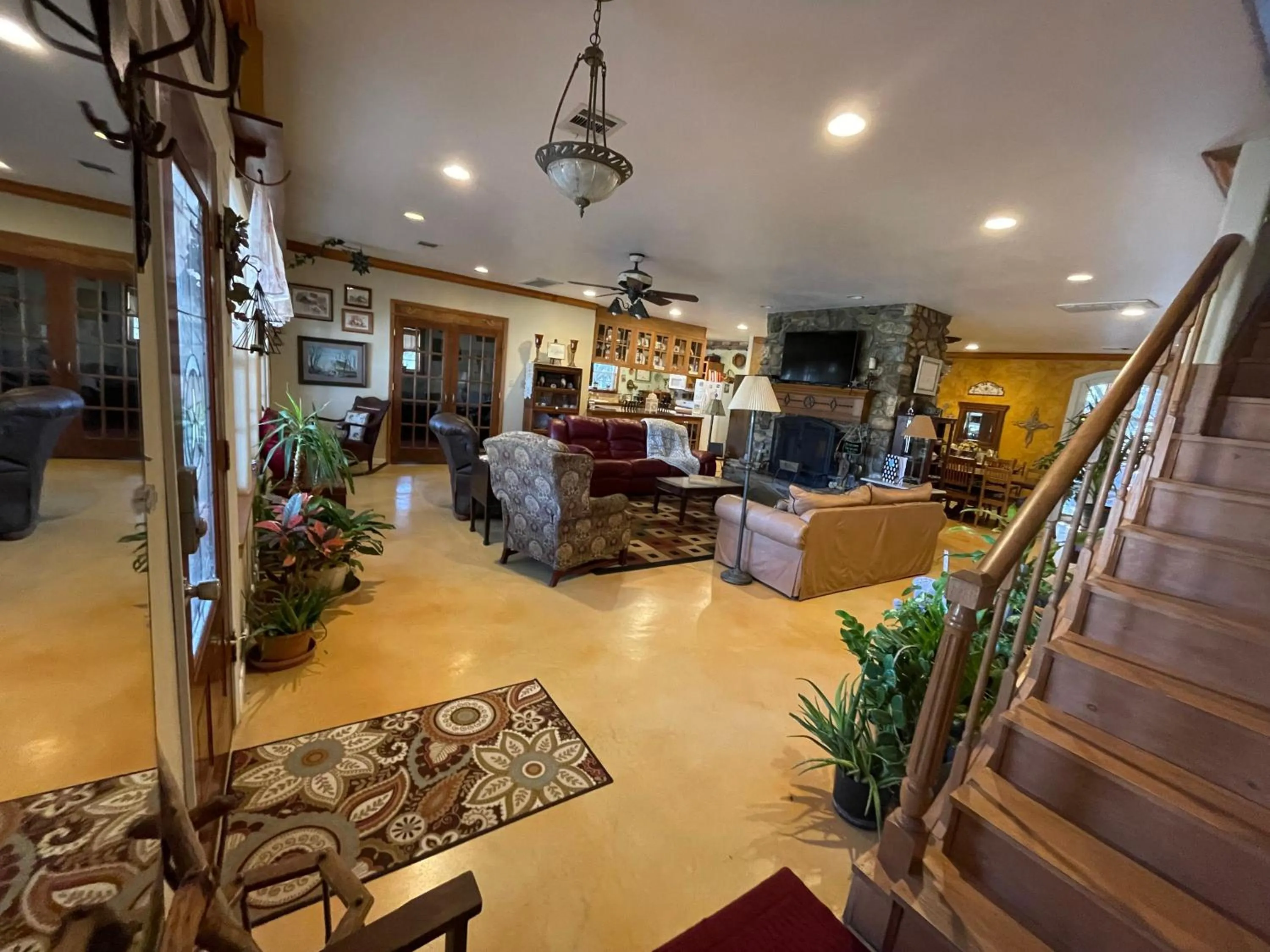 TV and multimedia in Grandview House on Hamilton Creek