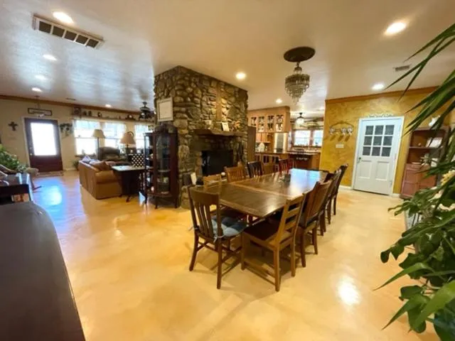 Dining area in Grandview House on Hamilton Creek
