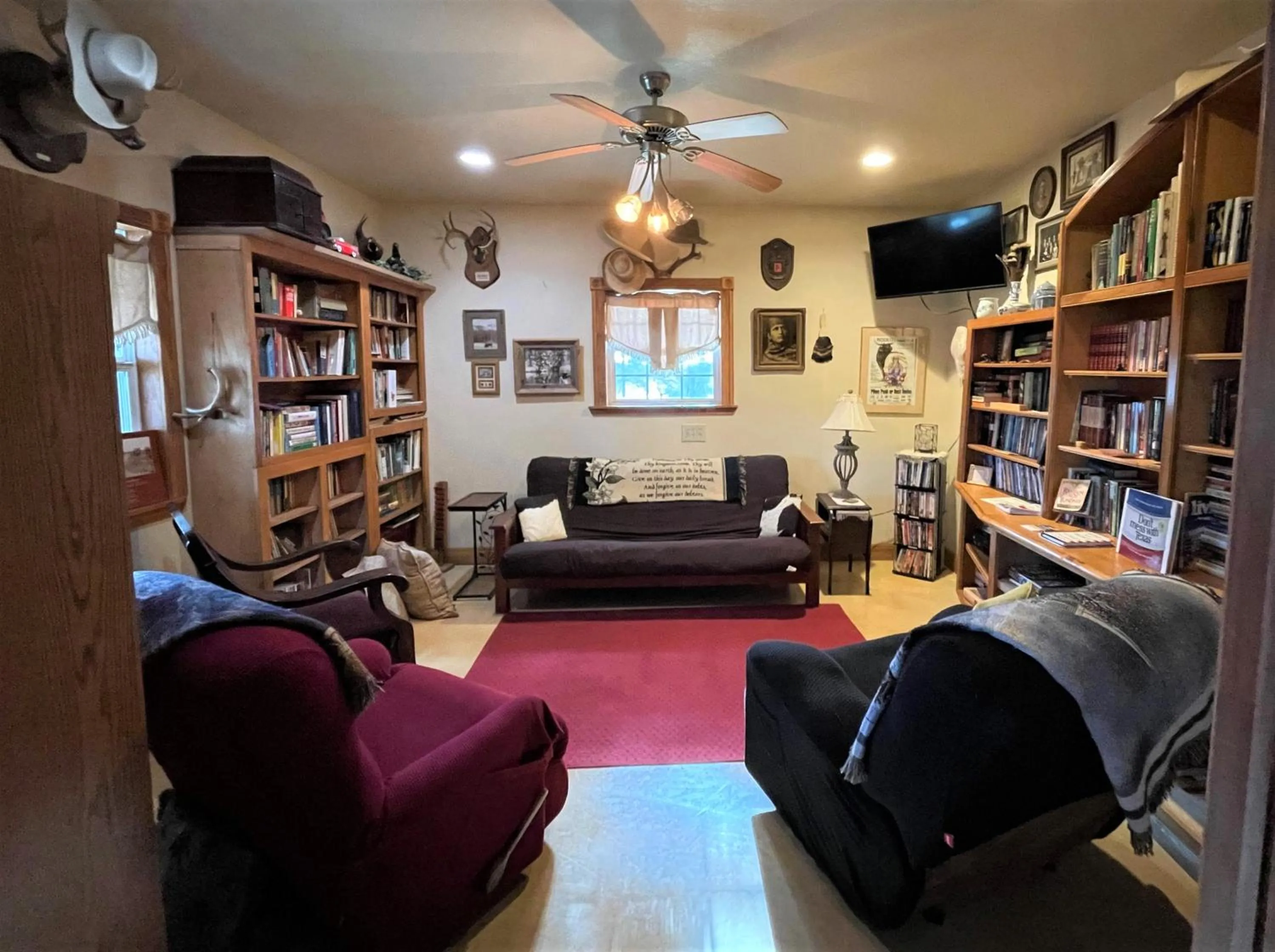 Library in Grandview House on Hamilton Creek