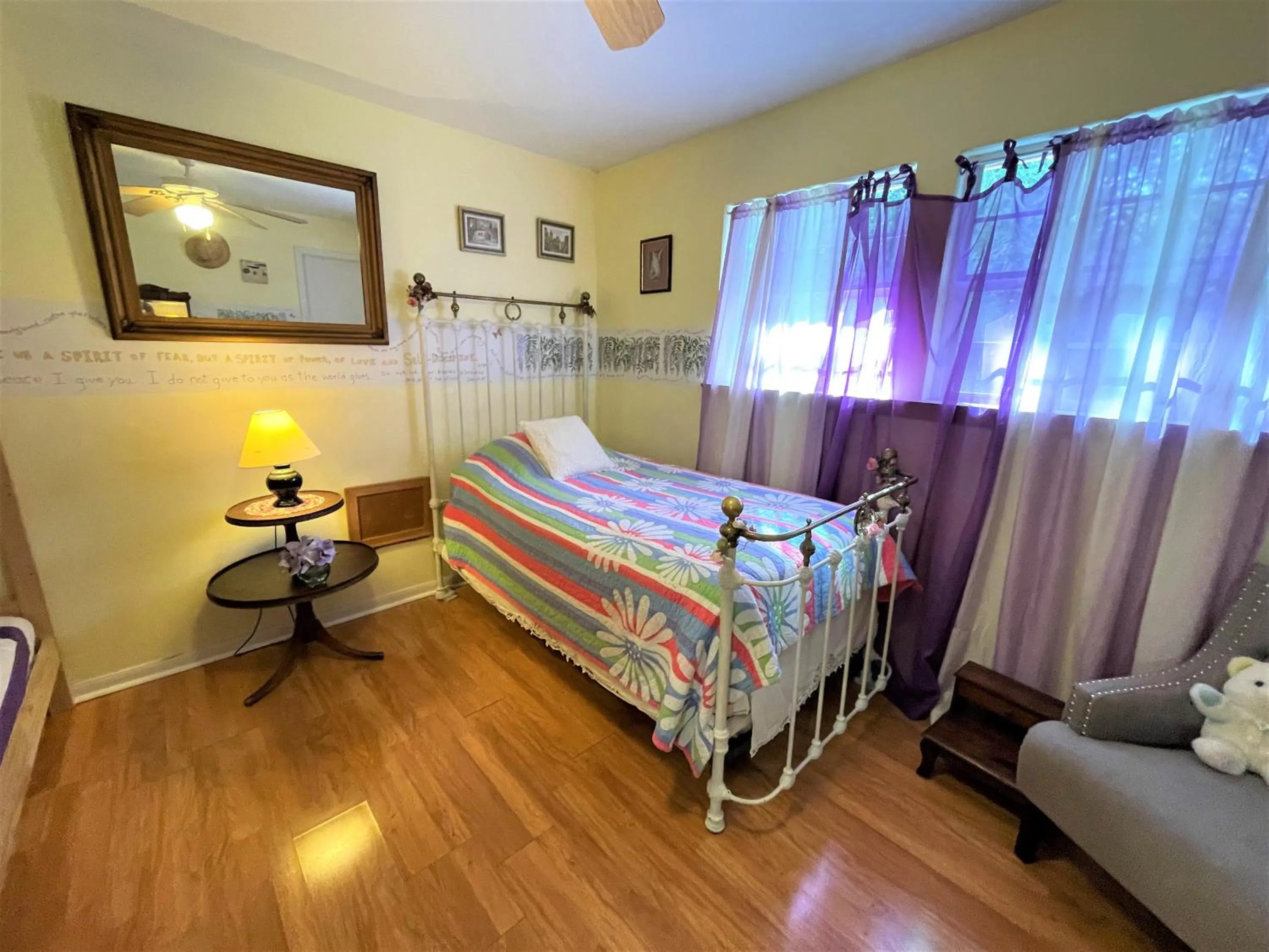 Bed in Grandview House on Hamilton Creek