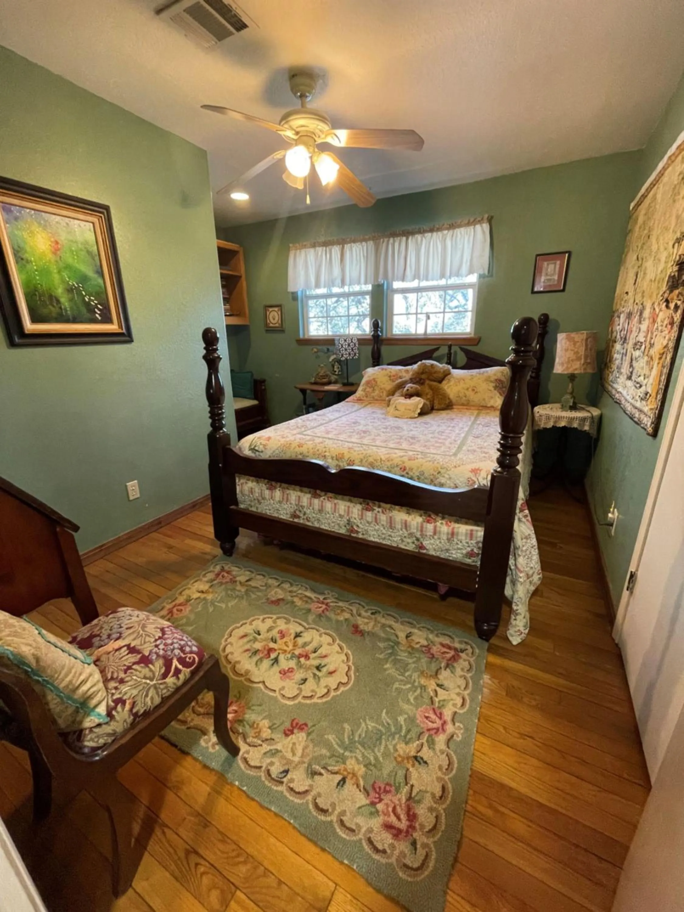 Bed in Grandview House on Hamilton Creek