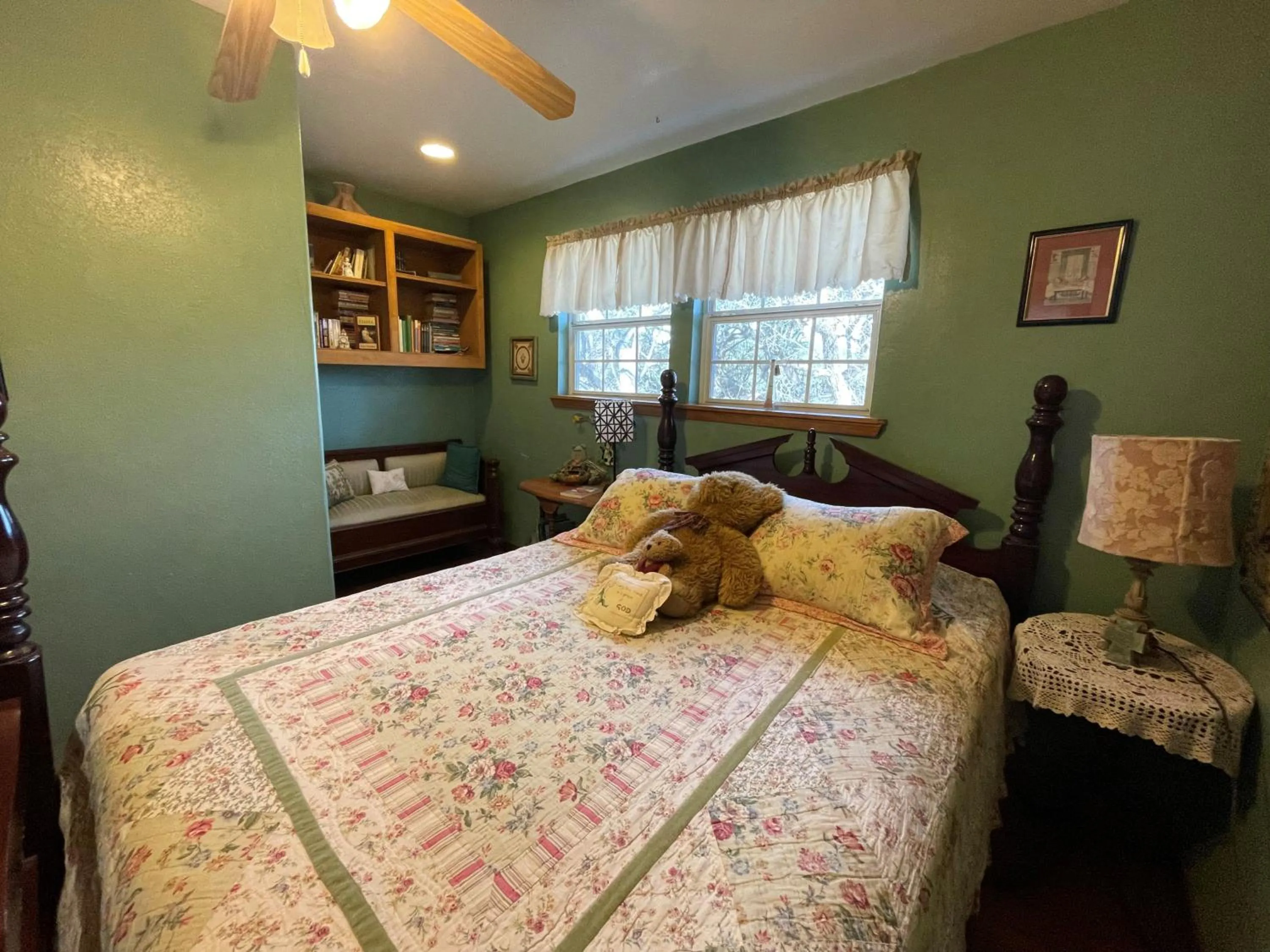 Bed in Grandview House on Hamilton Creek