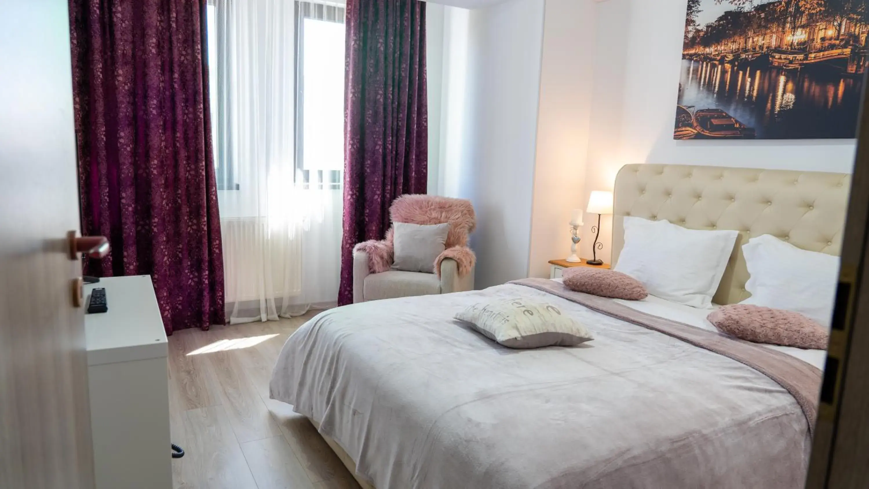 Bedroom, Bed in Avenue Parliament Old Town - Avenue Hotels Bedroom, Bed in Avenue Parliament Old Town - Avenue Hotels