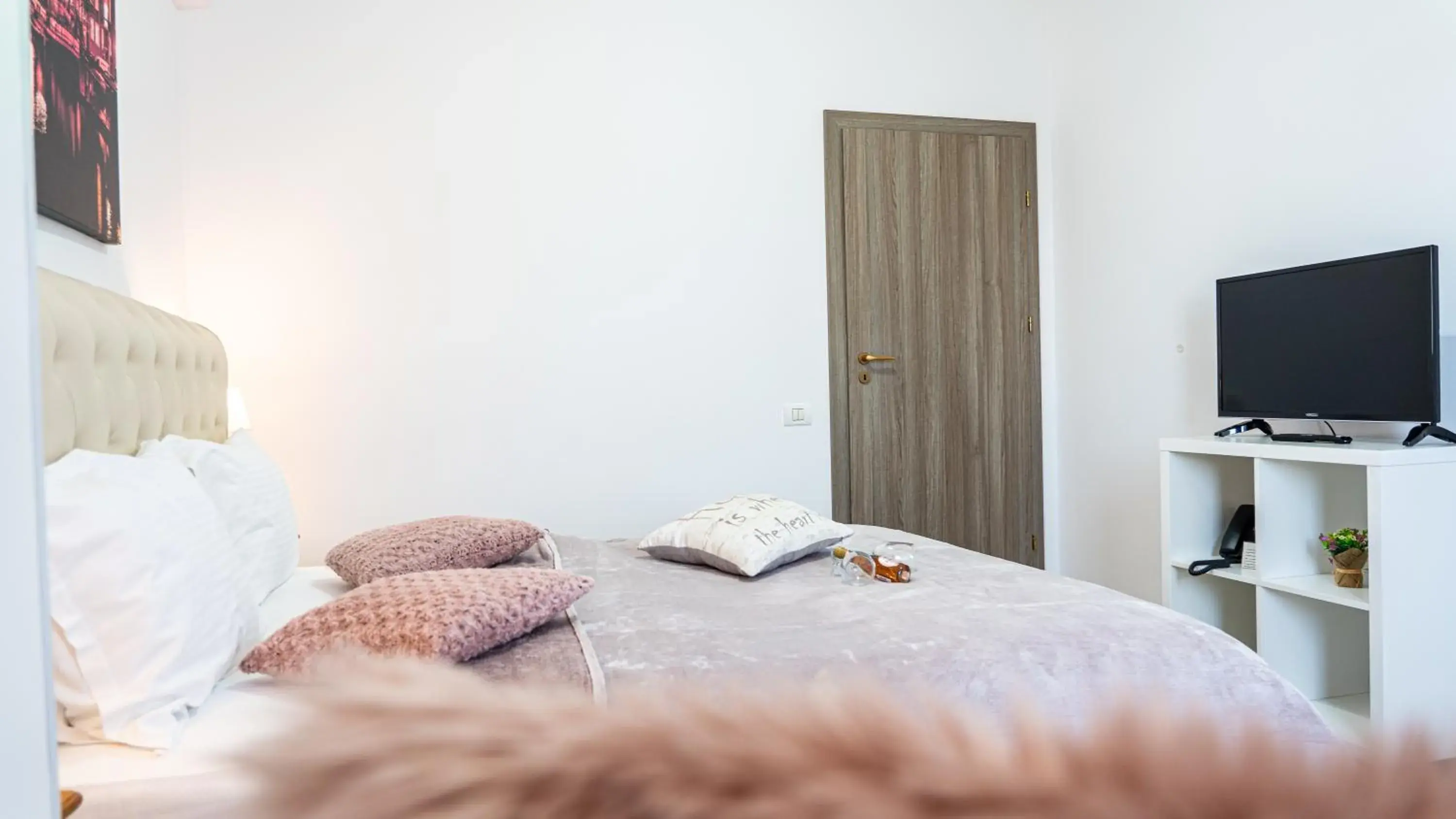 Decorative detail, Bed in Avenue Parliament Old Town - Avenue Hotels Decorative detail, Bed in Avenue Parliament Old Town - Avenue Hotels