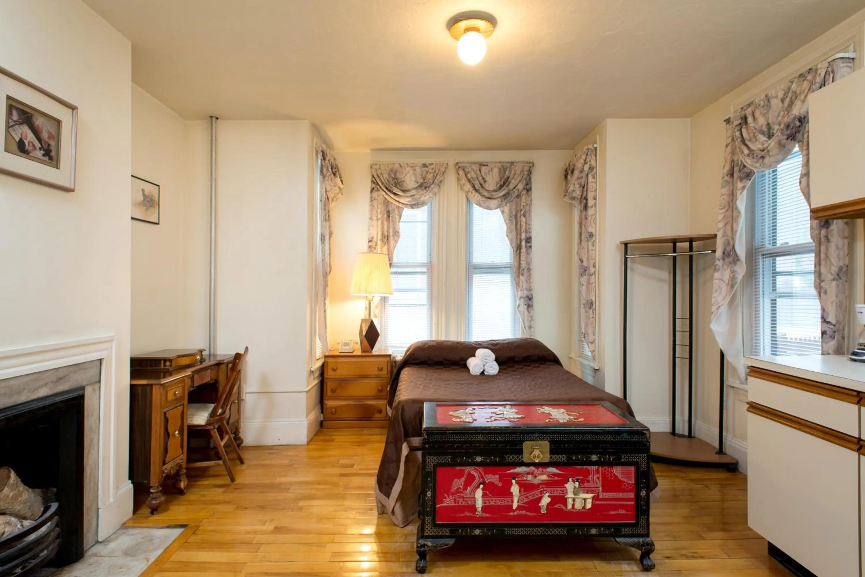 Bed in The Farrington Inn