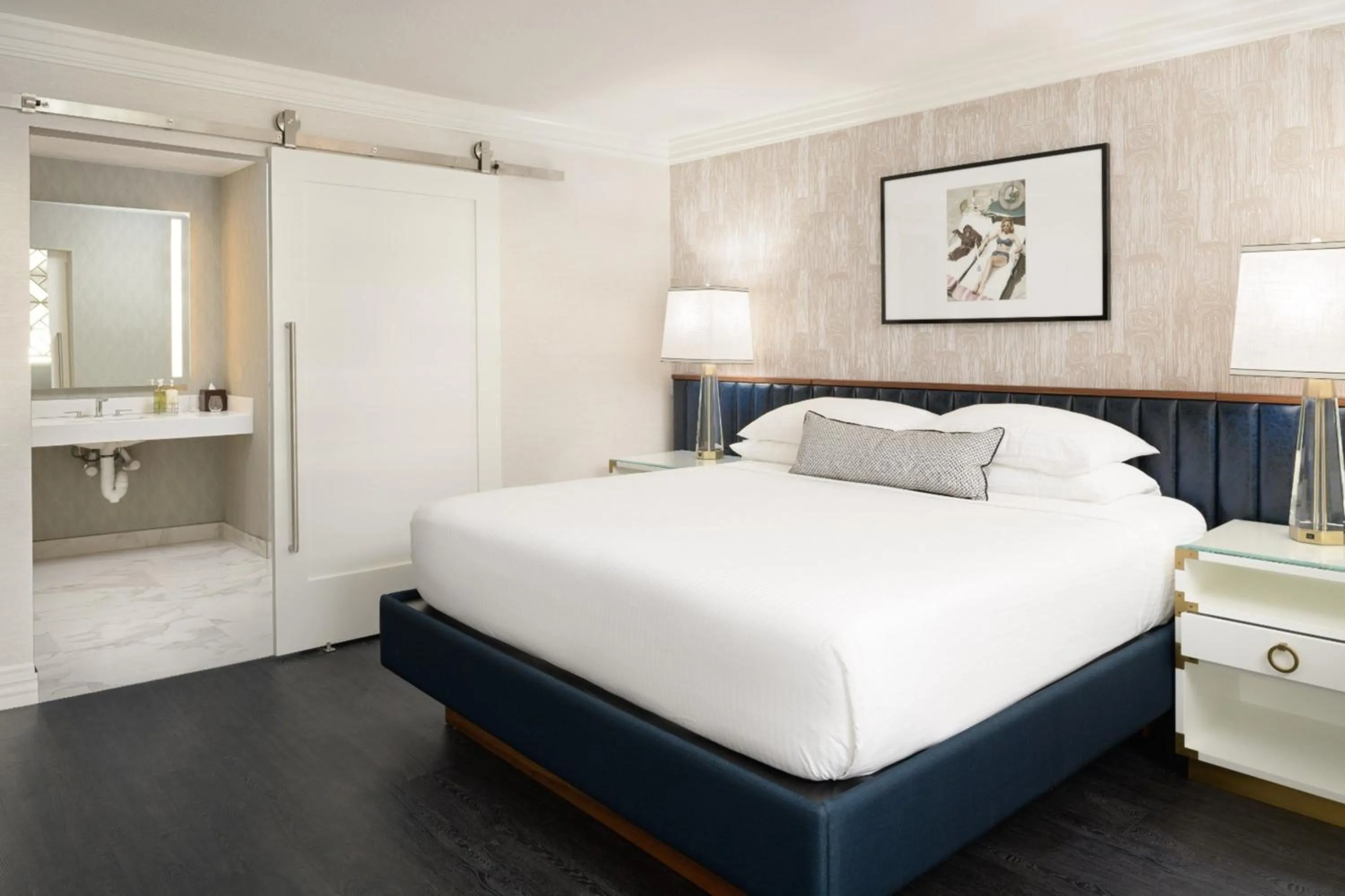 Photo of the whole room, Bed in Le Parc at Melrose