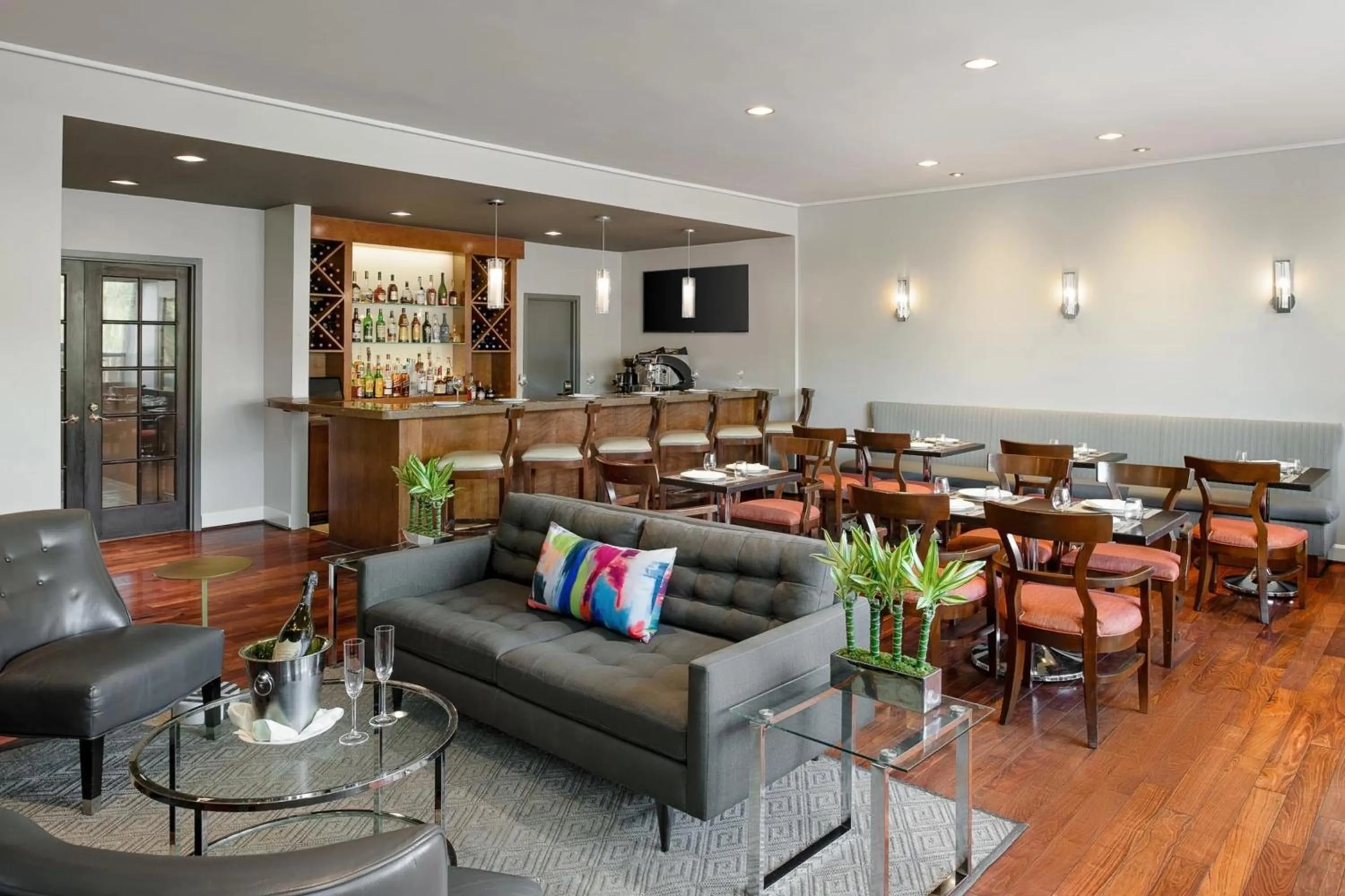 Restaurant/places to eat in Le Parc at Melrose