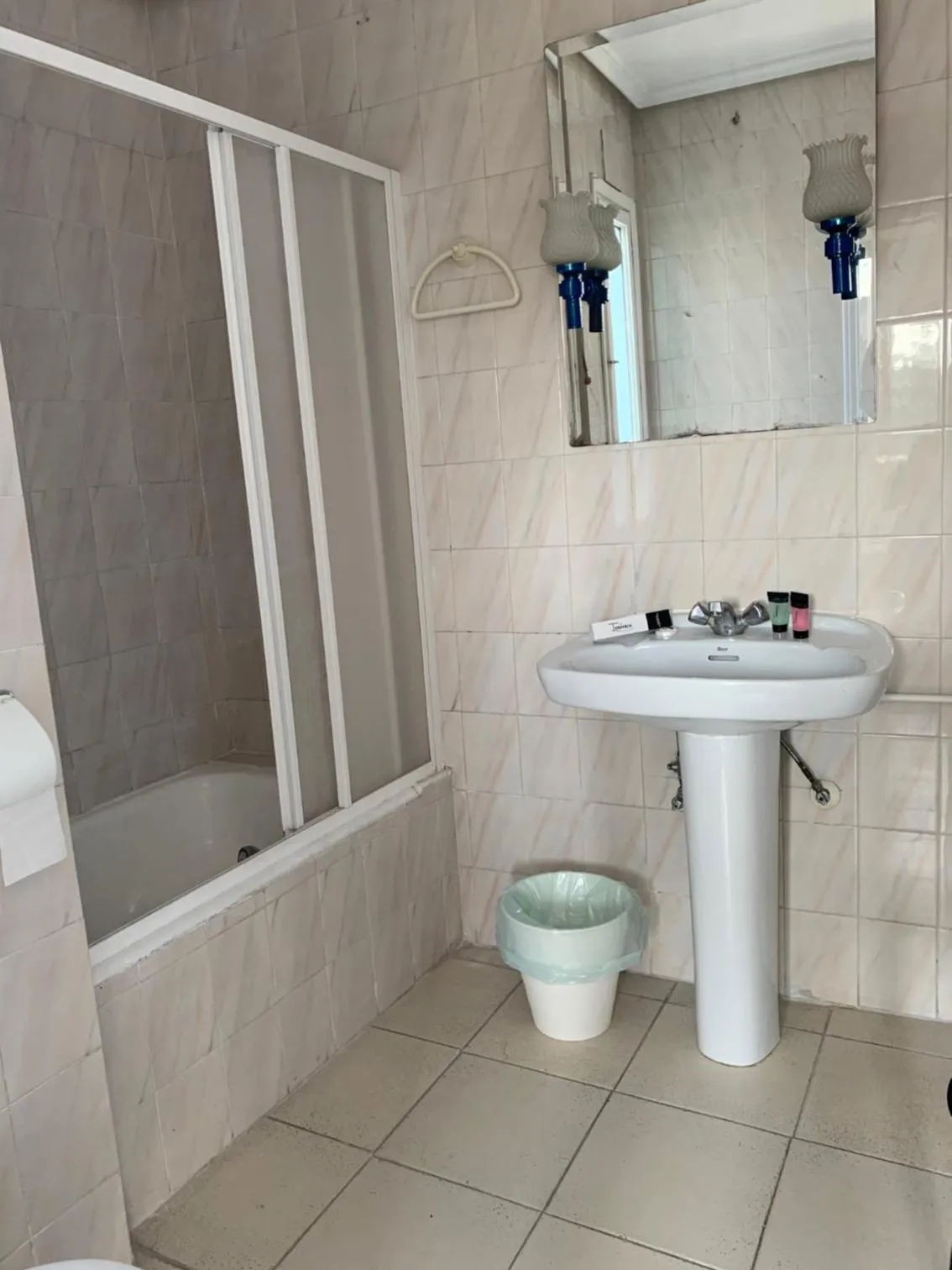 Bathroom in Hotel y Restaurante Puerta de Aranda