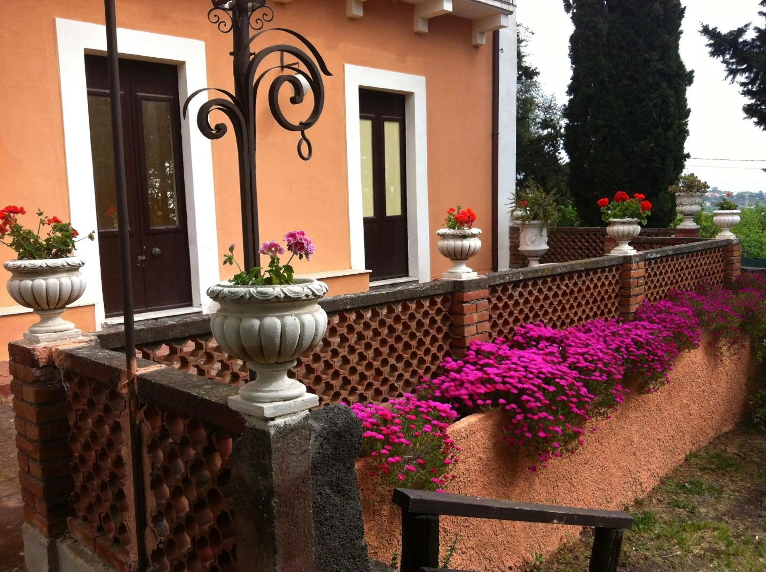 Facade/entrance in Villa Bonaccorso - antica e maestosa villa con piscina ai piedi dell'Etna