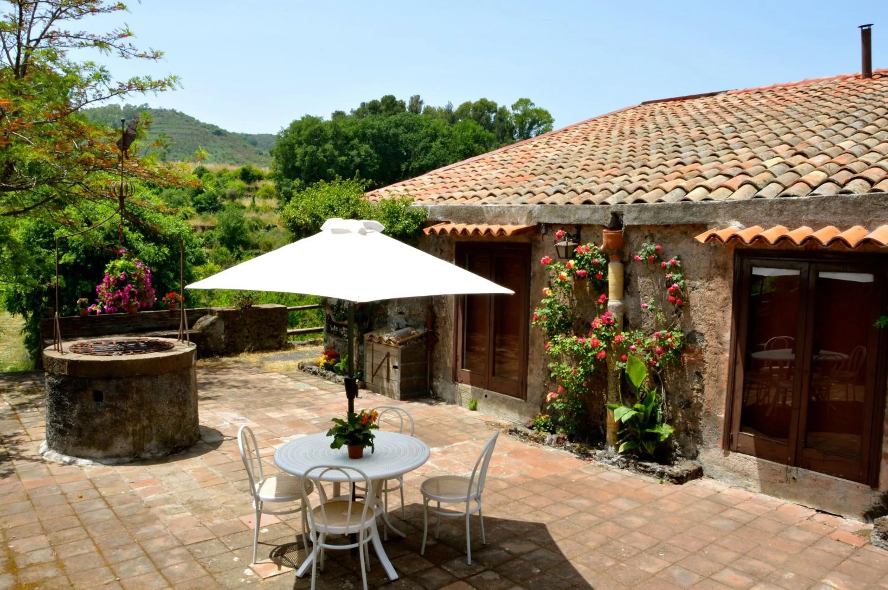 Facade/entrance in Villa Bonaccorso - antica e maestosa villa con piscina ai piedi dell'Etna