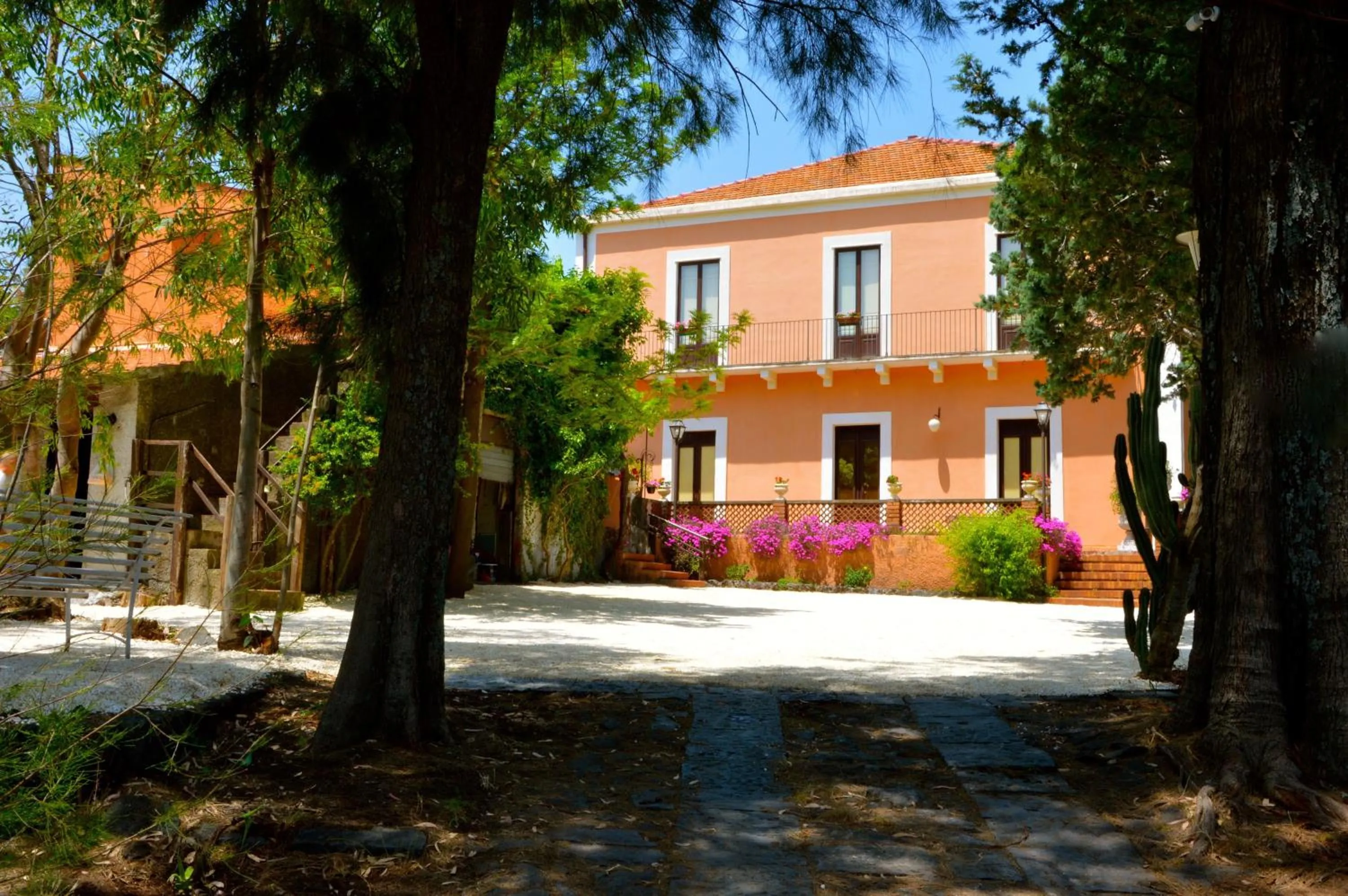 Facade/entrance in Villa Bonaccorso - antica e maestosa villa con piscina ai piedi dell'Etna