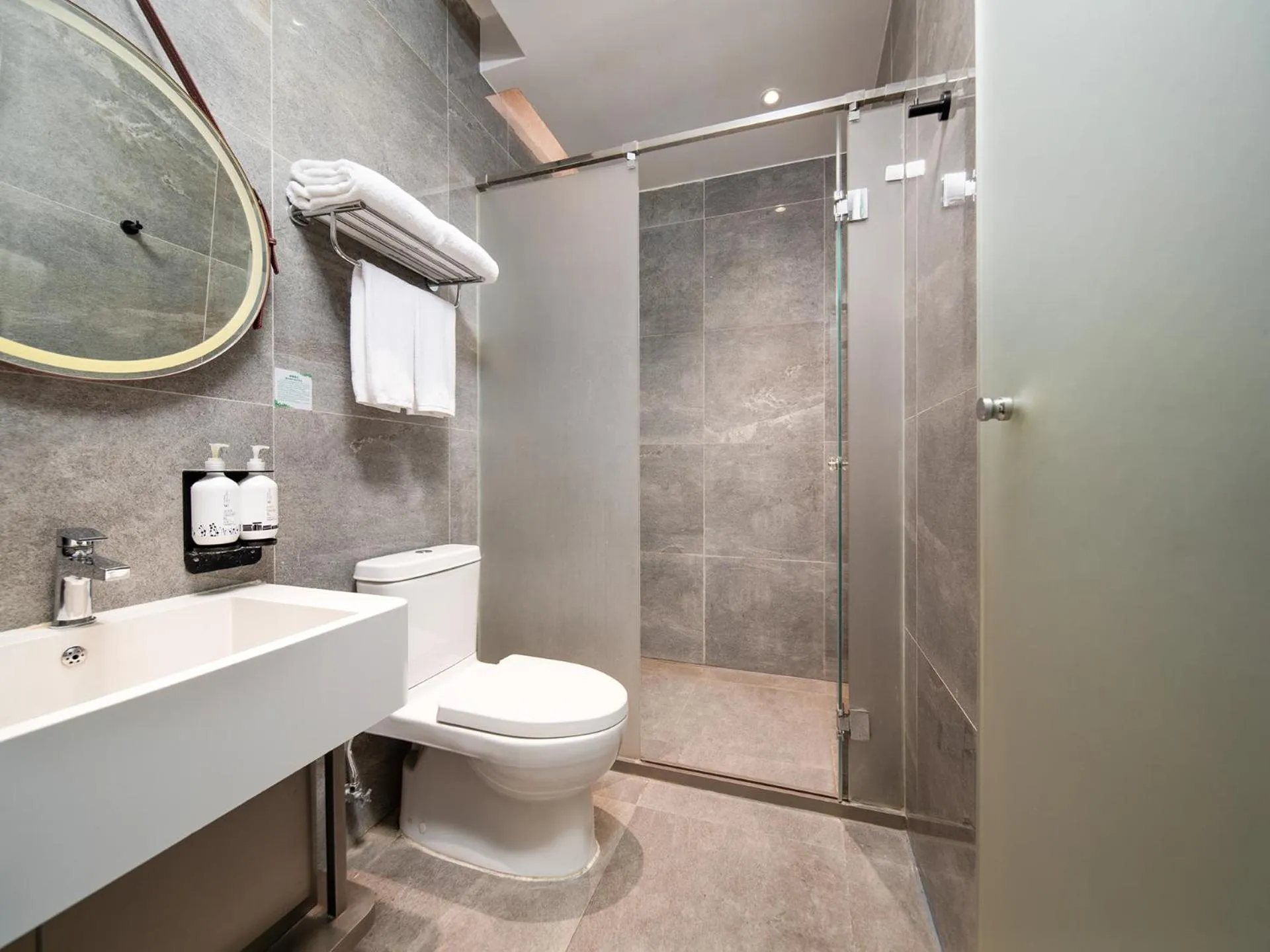 Toilet in Meichen Hotel 2nd Floor Terminal Building Beijing Daxing International Airport