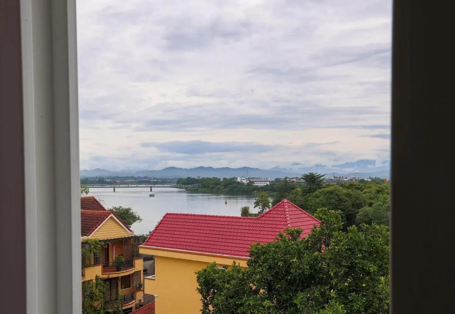 Twin Room with City View in Purple Hue - Charming Riverside Twin Room with City View in Purple Hue - Charming Riverside