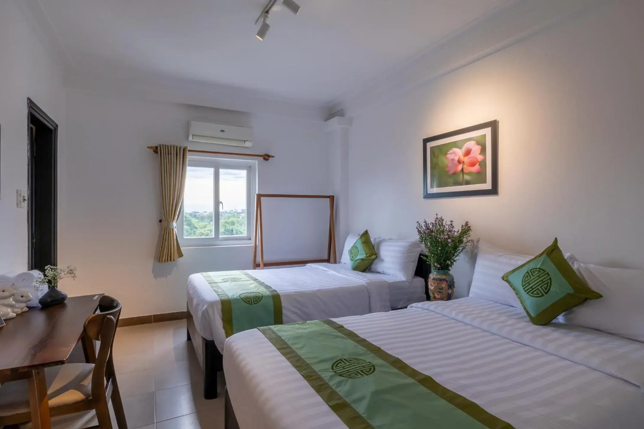 Twin Room with City View in Purple Hue - Charming Riverside Twin Room with City View in Purple Hue - Charming Riverside