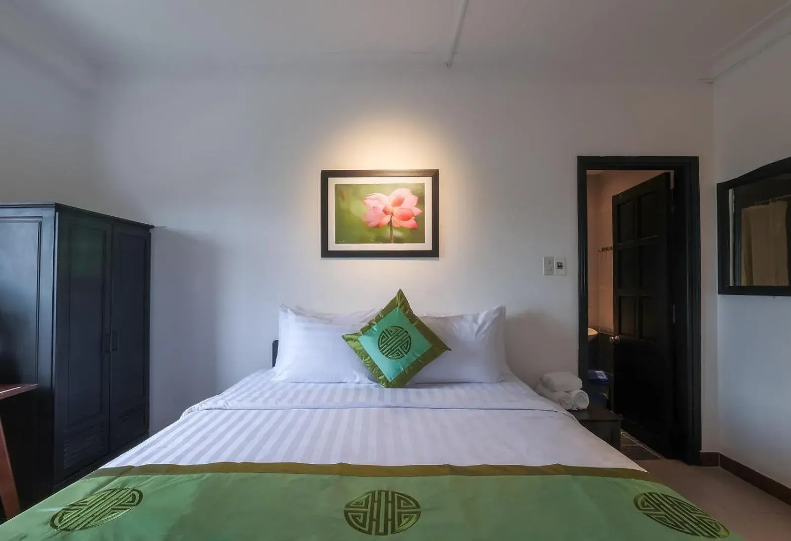 Economy Double Room in Purple Hue - Charming Riverside Economy Double Room in Purple Hue - Charming Riverside