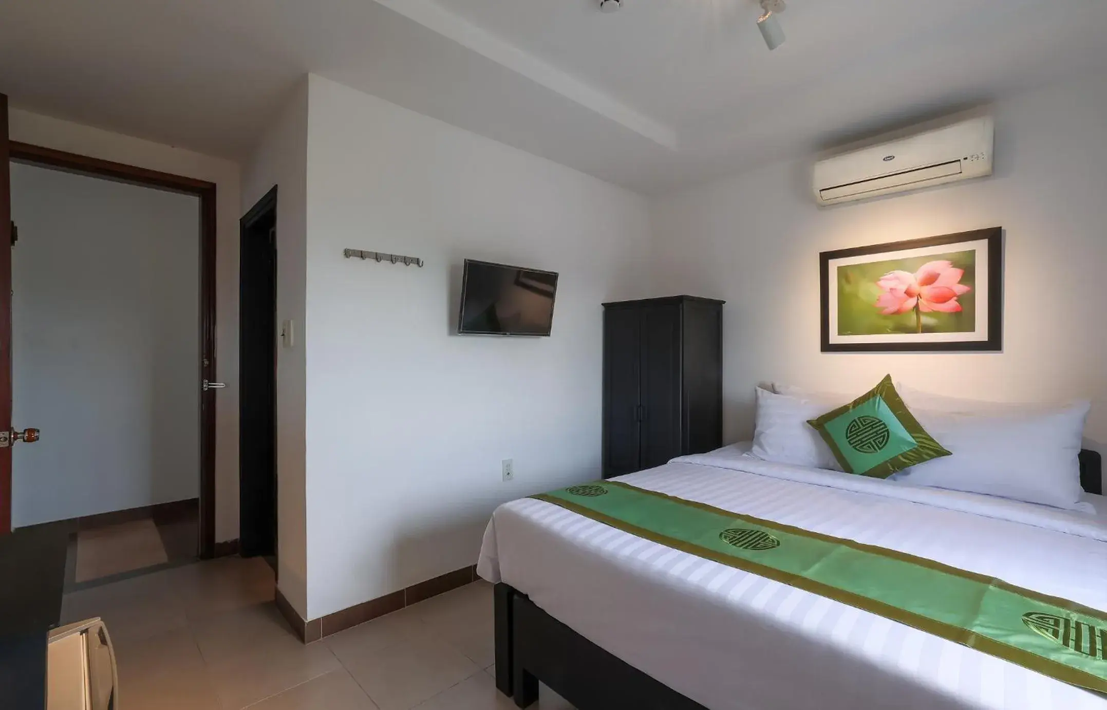 Economy Double Room in Purple Hue - Charming Riverside Economy Double Room in Purple Hue - Charming Riverside