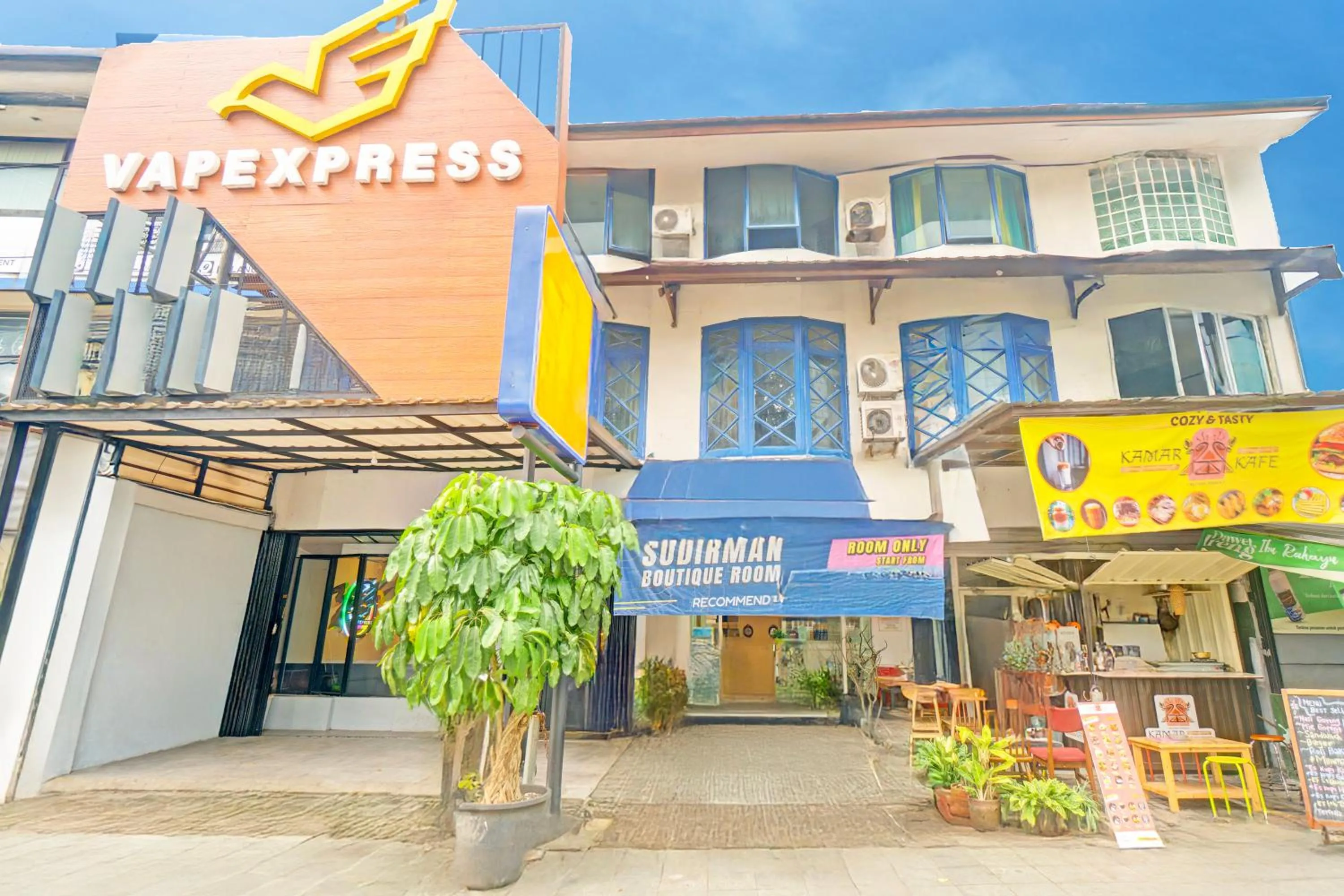 Facade/entrance in Hotel O Bogor Near Museum Peta