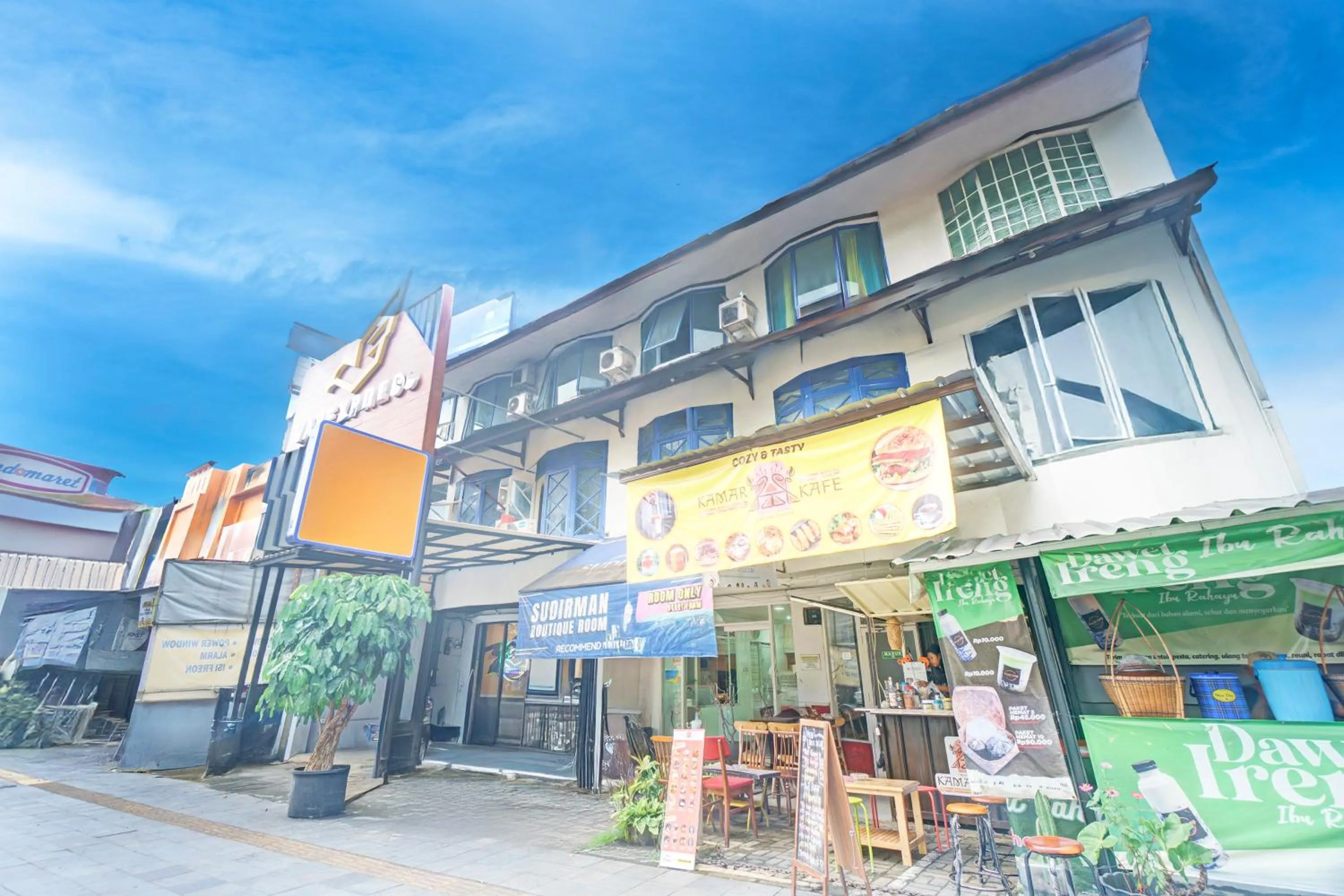 Facade/entrance in Hotel O Bogor Near Museum Peta