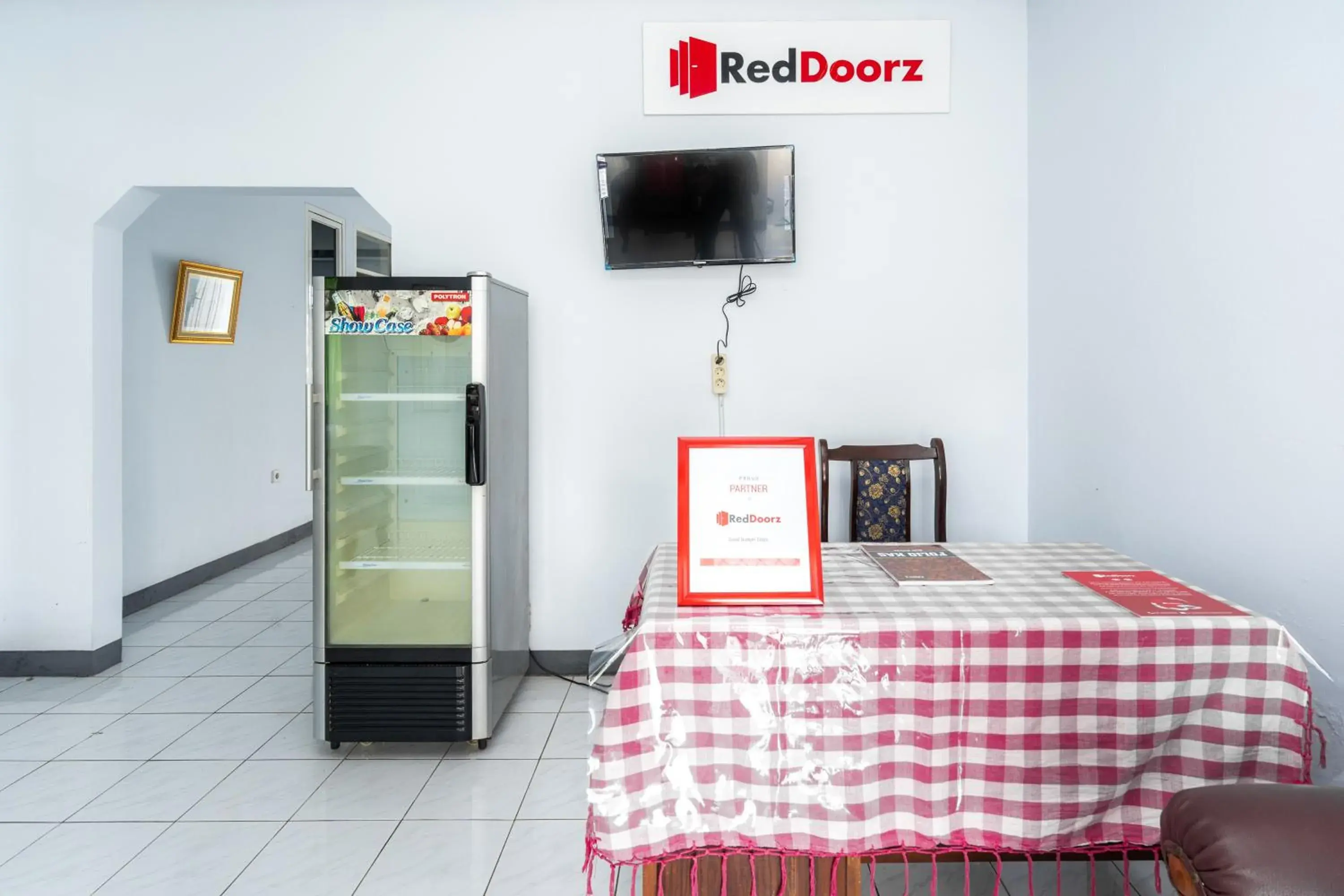 Lobby or reception, Bed in RedDoorz Syariah near RSUD Cimacan Lobby or reception, Bed in RedDoorz Syariah near RSUD Cimacan