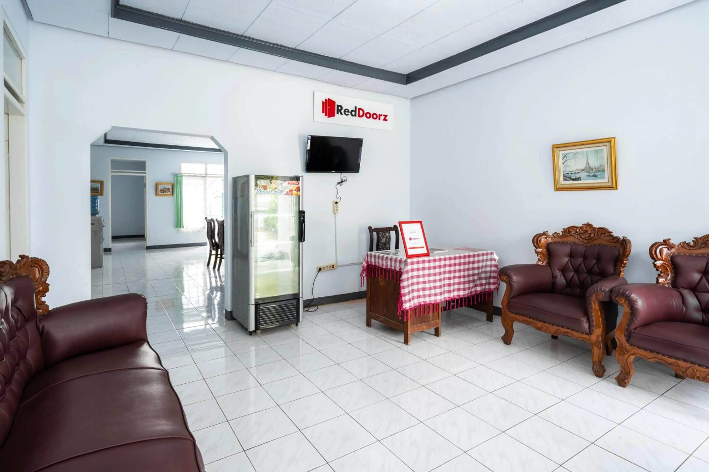 Lobby or reception in RedDoorz Syariah near RSUD Cimacan