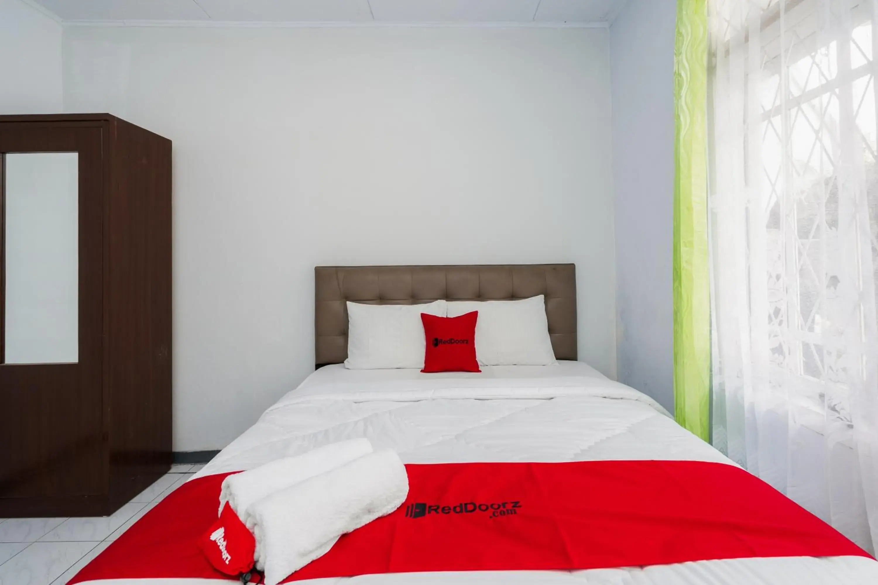 Photo of the whole room, Bed in RedDoorz Syariah near RSUD Cimacan Photo of the whole room, Bed in RedDoorz Syariah near RSUD Cimacan