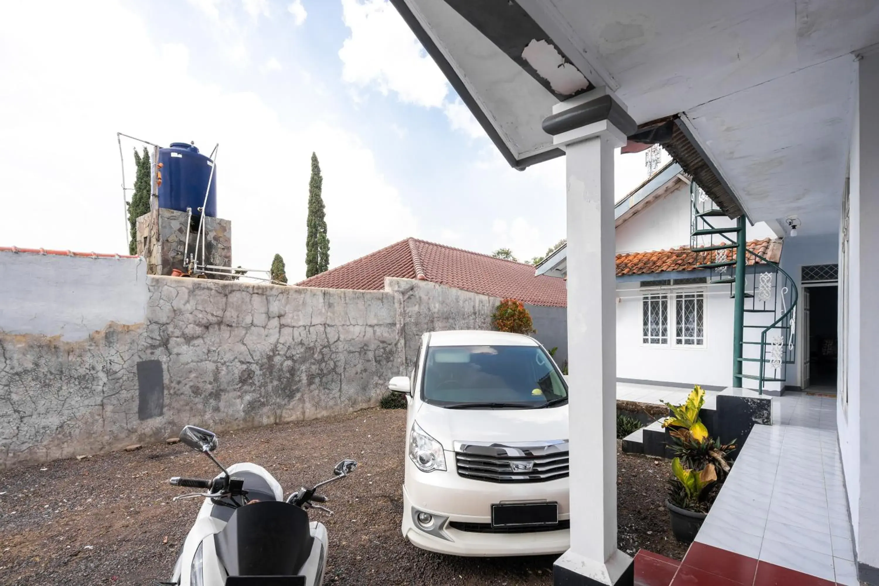 Facade/entrance in RedDoorz Syariah near RSUD Cimacan Facade/entrance in RedDoorz Syariah near RSUD Cimacan