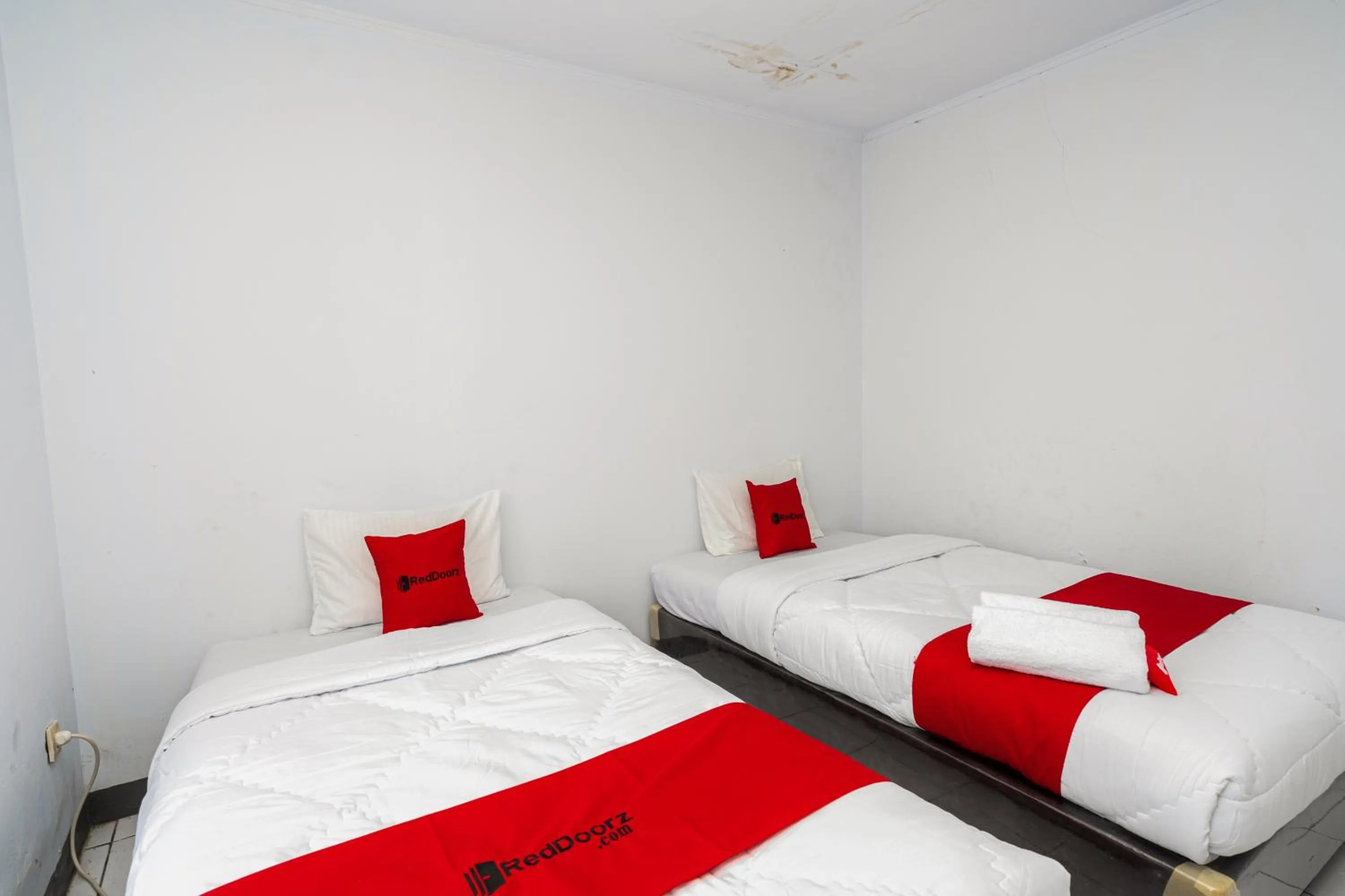 Bedroom, Bed in RedDoorz Syariah near RSUD Cimacan