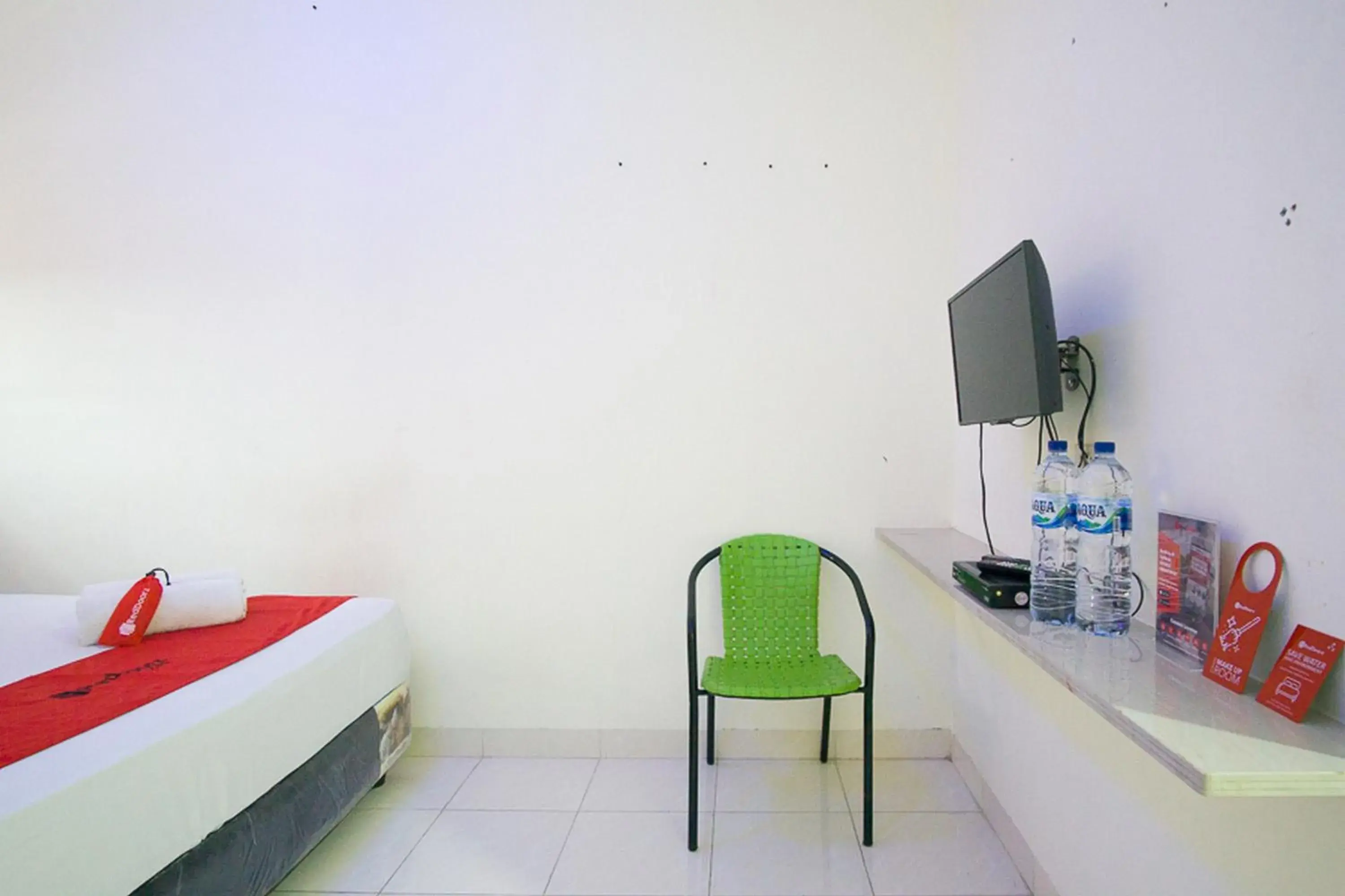 TV and multimedia, Bed in RedDoorz @ Pematangsiantar 2 TV and multimedia, Bed in RedDoorz @ Pematangsiantar 2