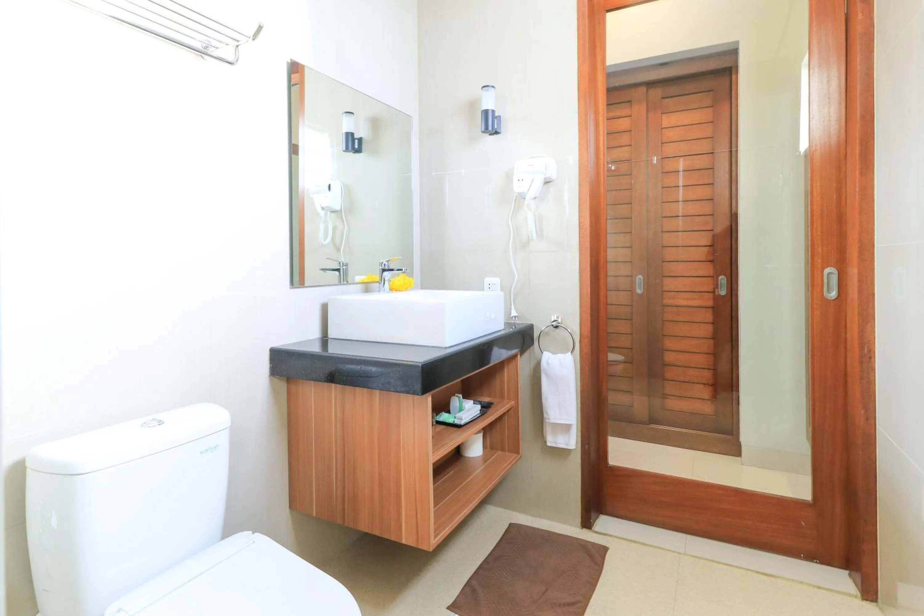 Bathroom, Bed in Linda Villa 2
