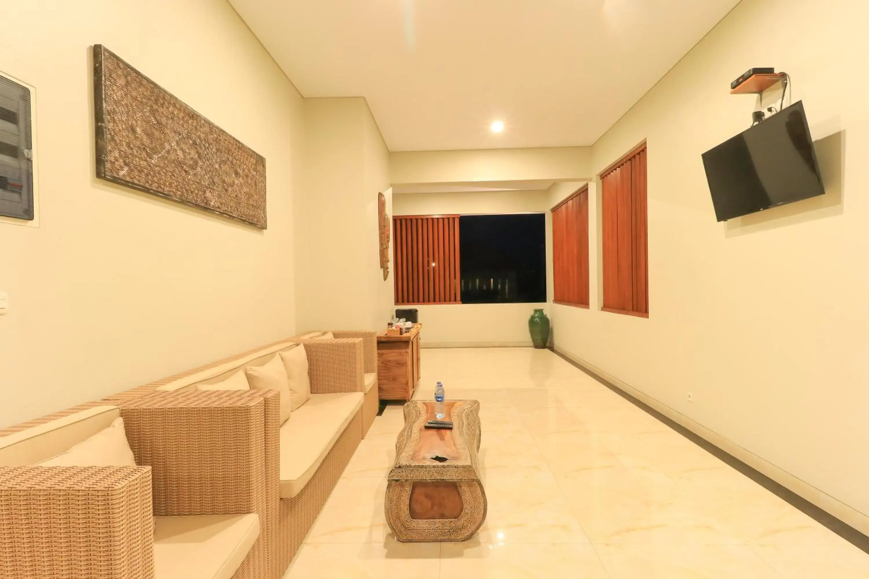 Communal lounge/ TV room, TV/Entertainment Center in Linda Villa 2