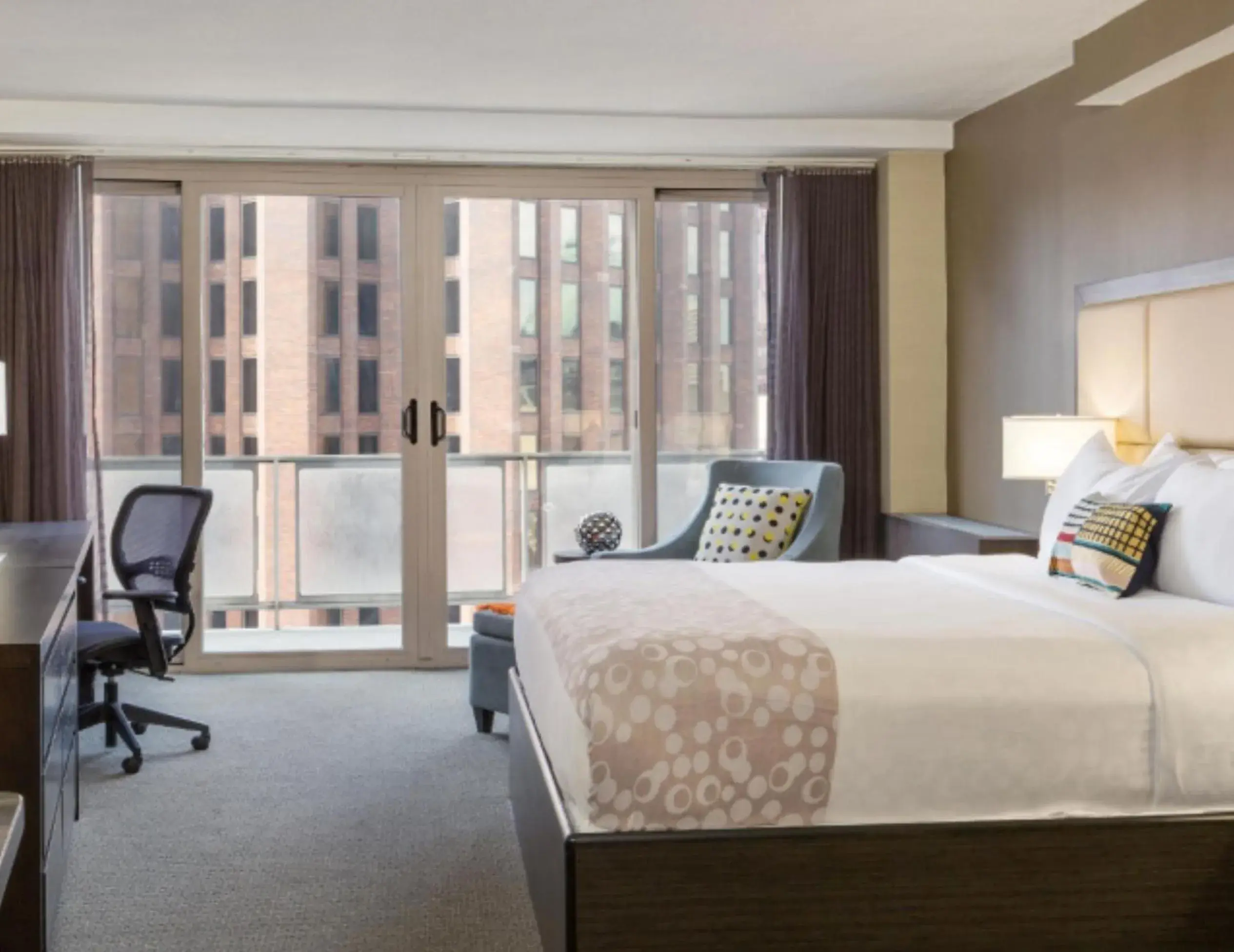 Deluxe Suite King with Balcony in The Windsor Suites Deluxe Suite King with Balcony in The Windsor Suites