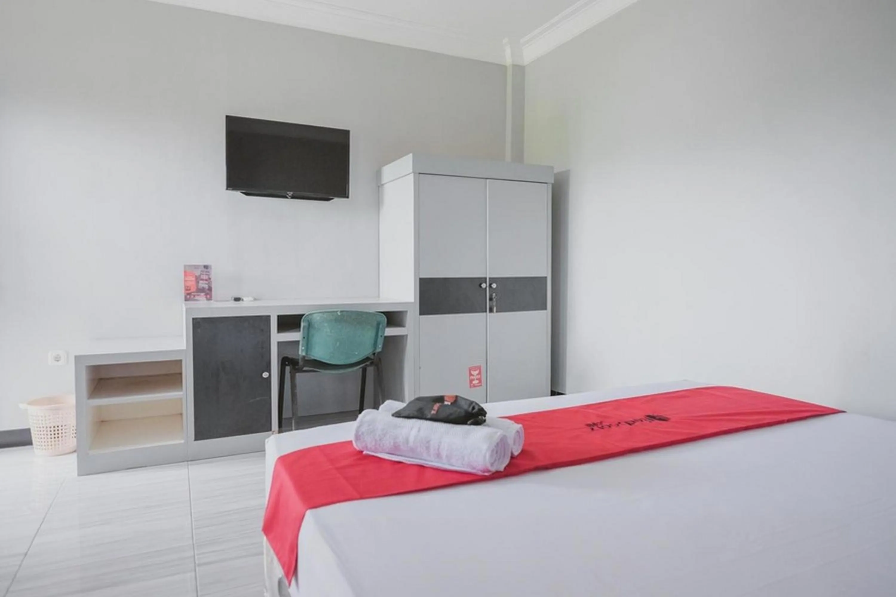 TV and multimedia, Bed in RedDoorz Syariah near Kantor Walikota Jambi