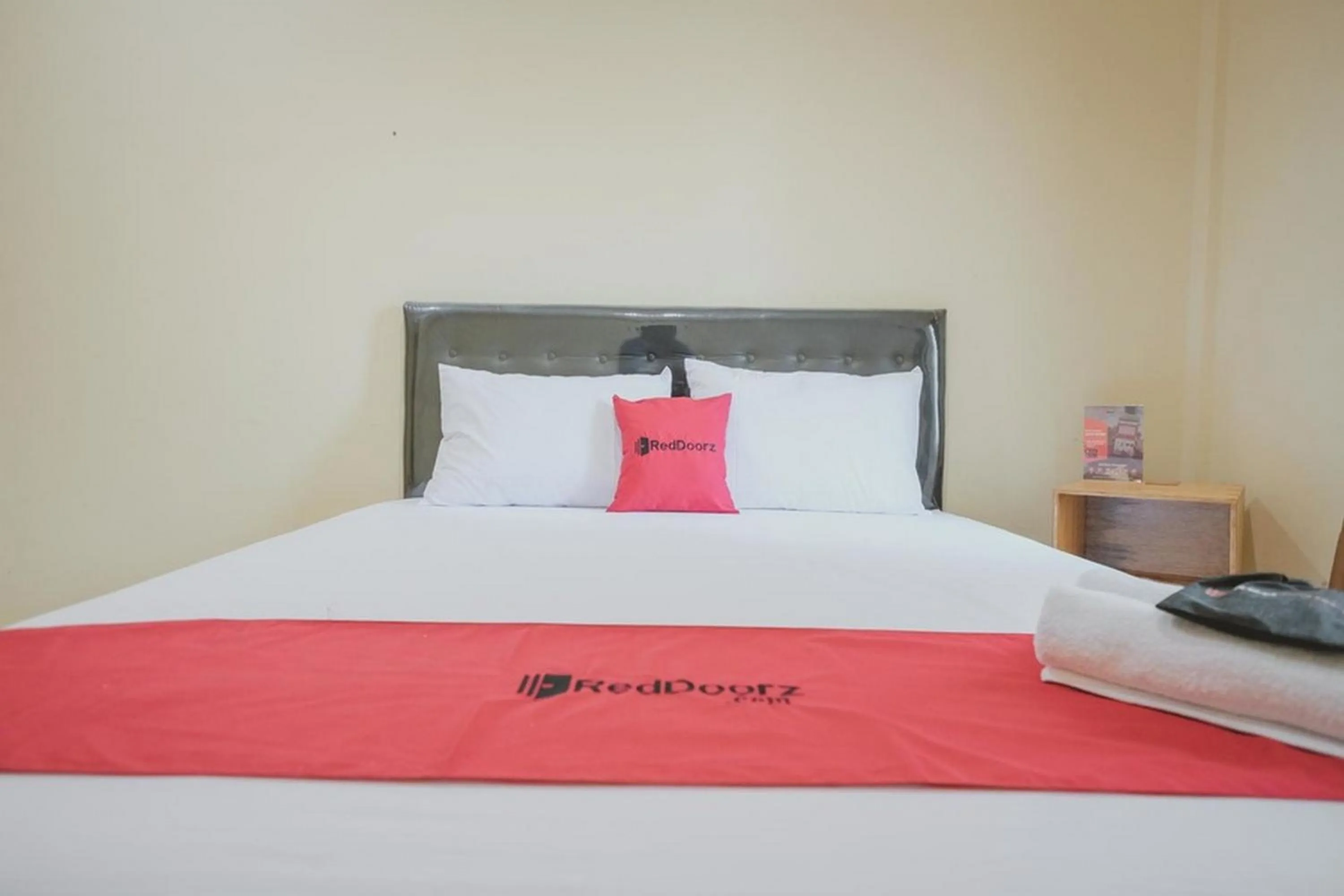 Bedroom, Bed in RedDoorz Syariah near Kantor Walikota Jambi