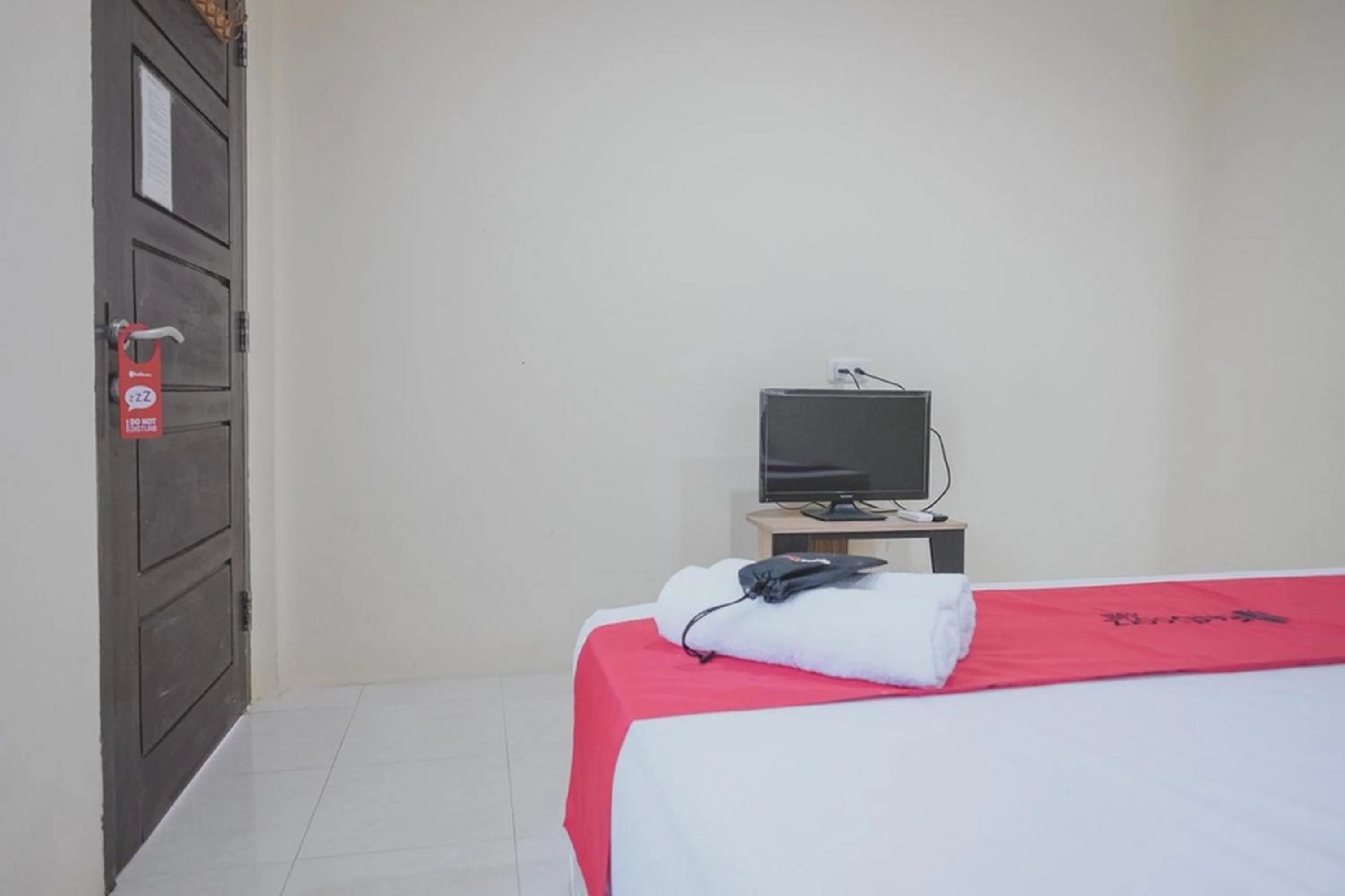 TV and multimedia, Bed in RedDoorz Syariah near Kantor Walikota Jambi