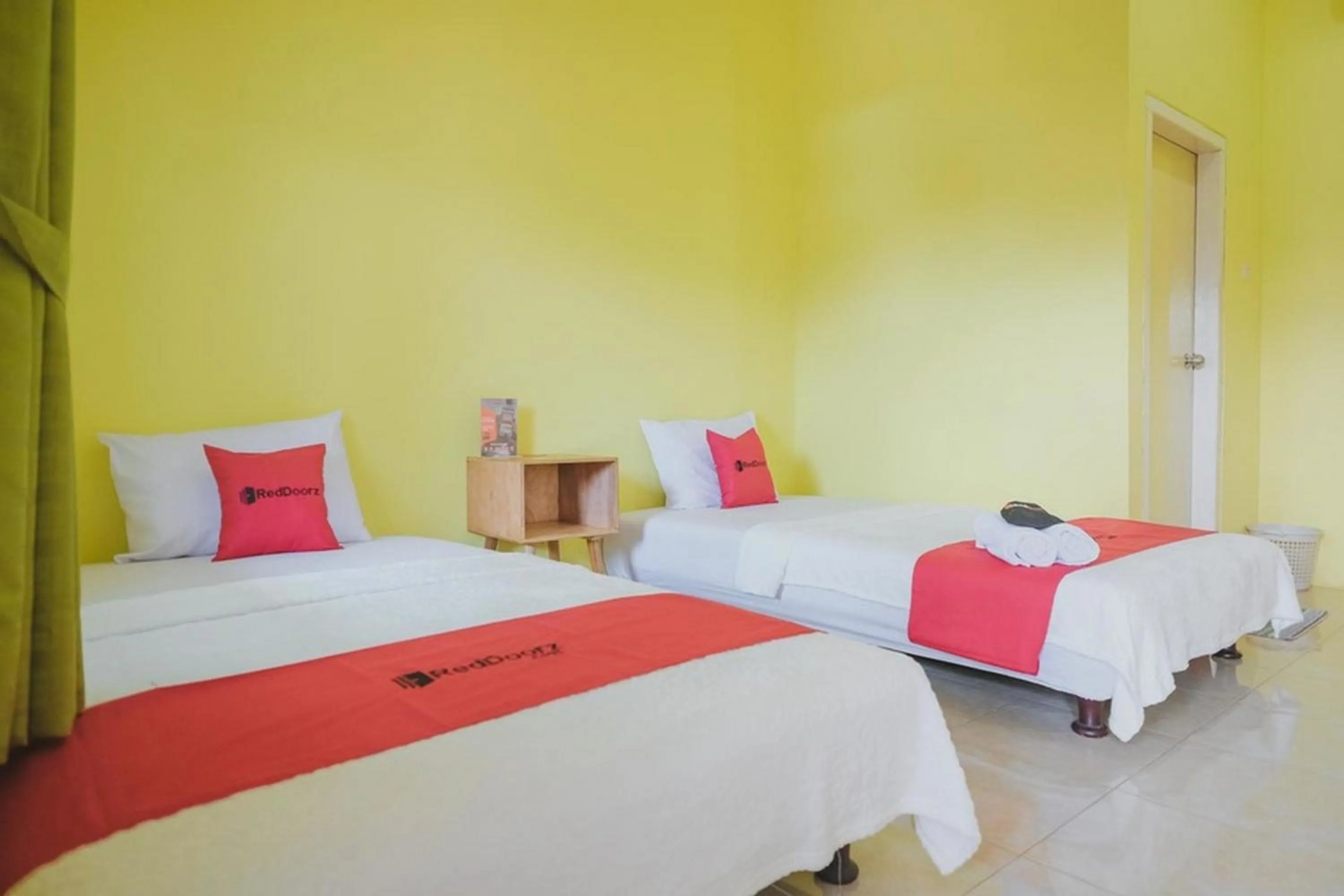 Bedroom, Bed in RedDoorz Syariah near Kantor Walikota Jambi