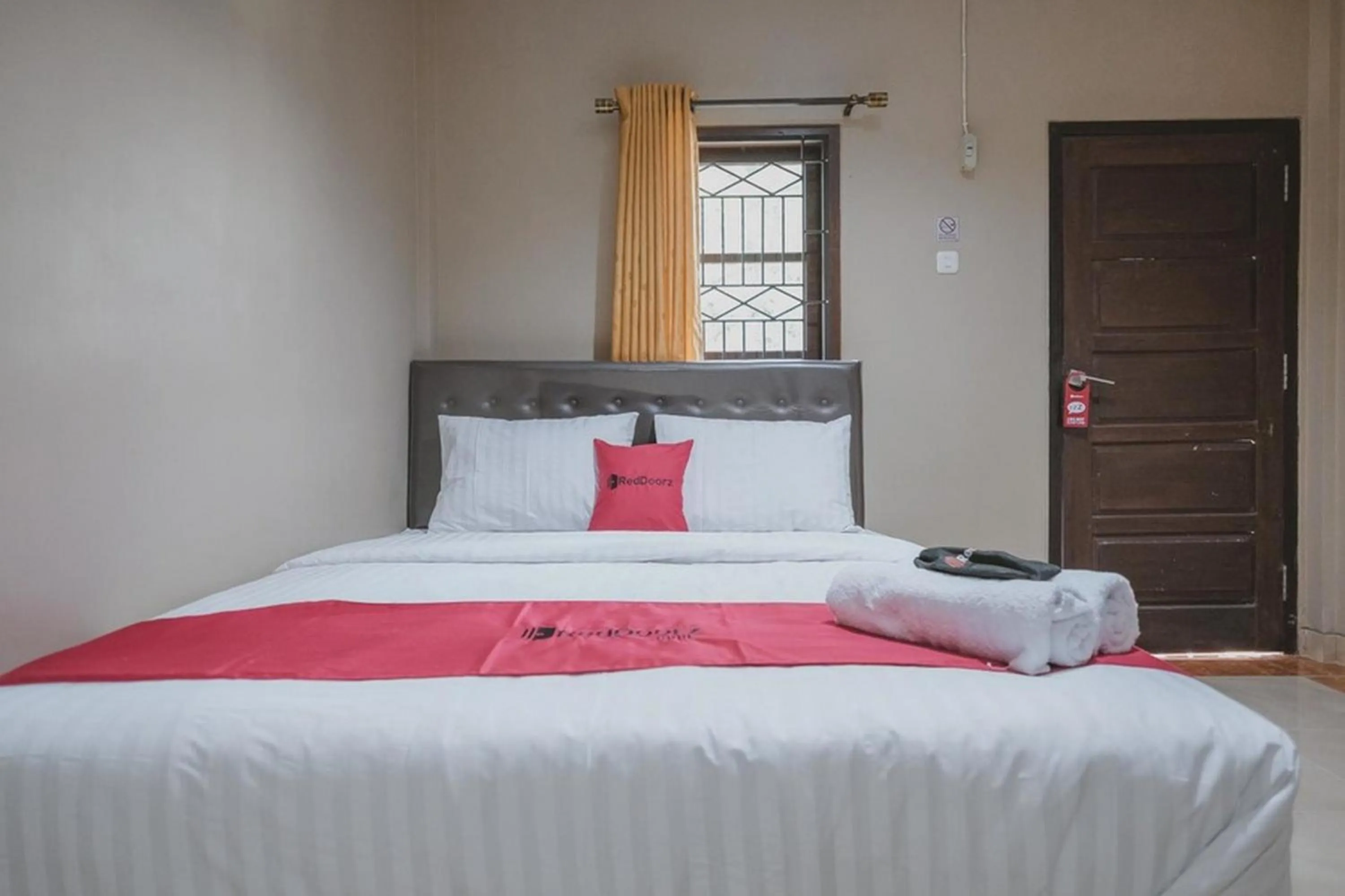Bedroom, Bed in RedDoorz Syariah near Jamtos Jambi 2