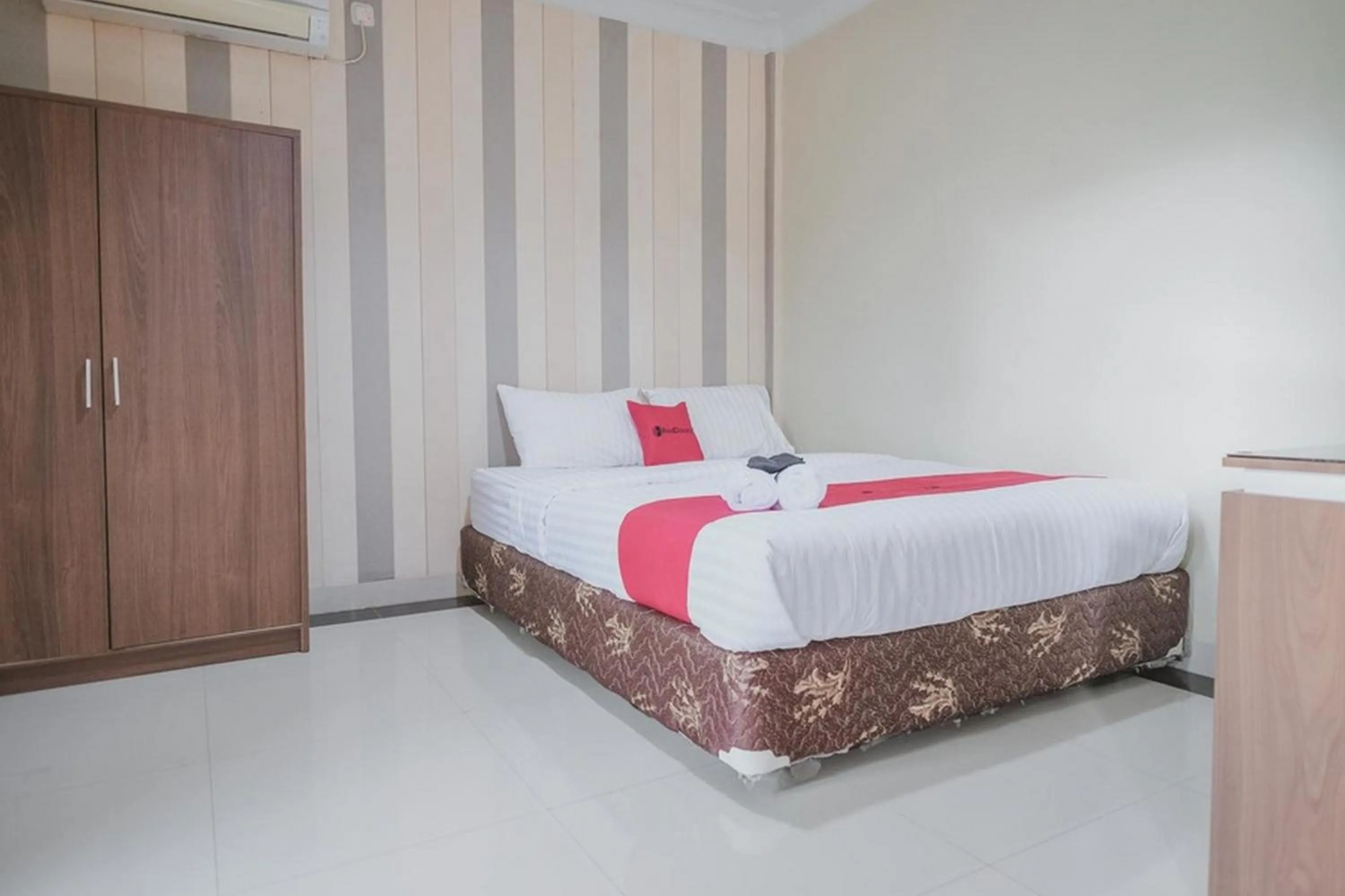 Bed in RedDoorz Syariah near Jamtos Jambi 2