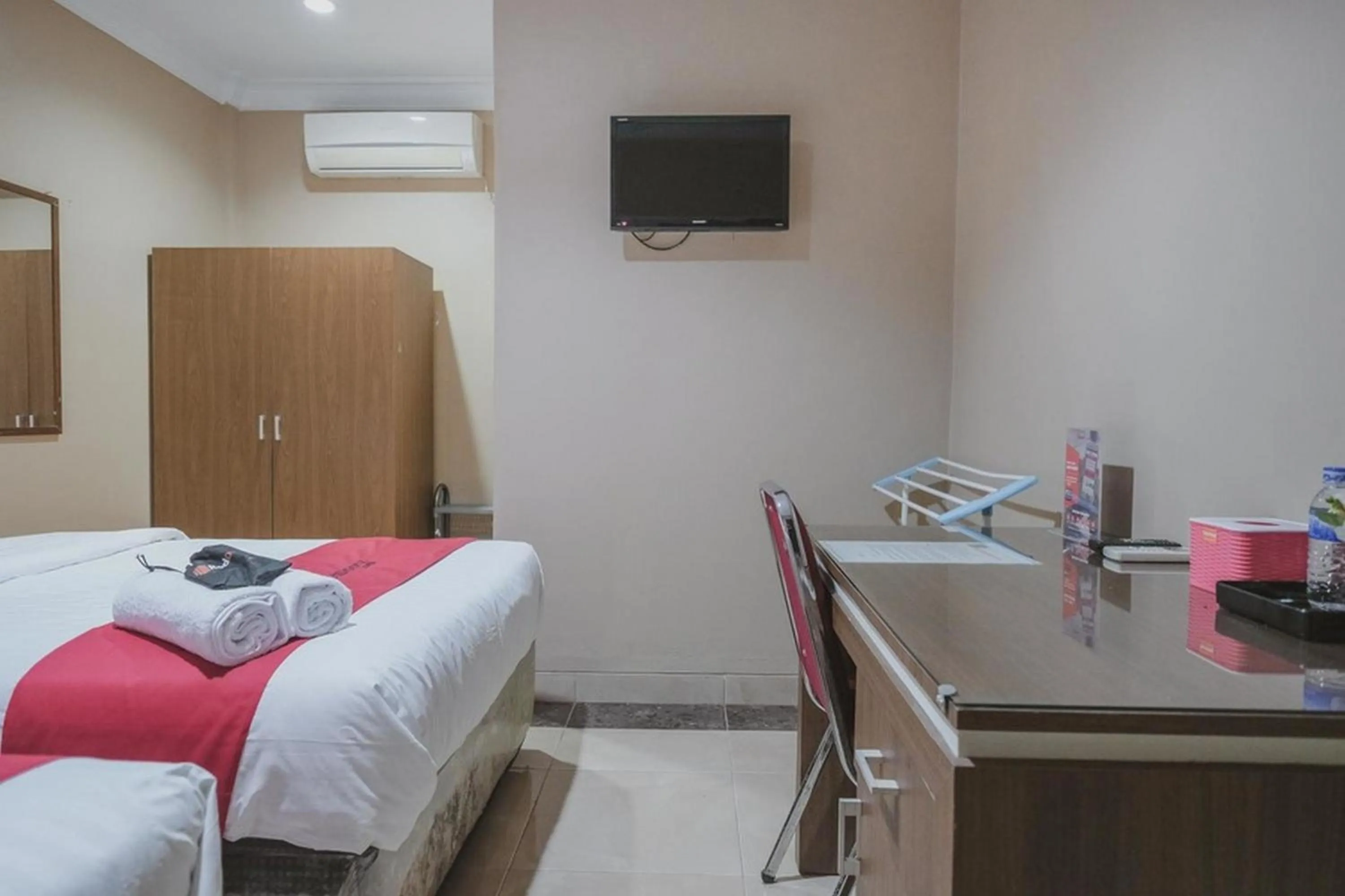 TV and multimedia, Bed in RedDoorz Syariah near Jamtos Jambi 2